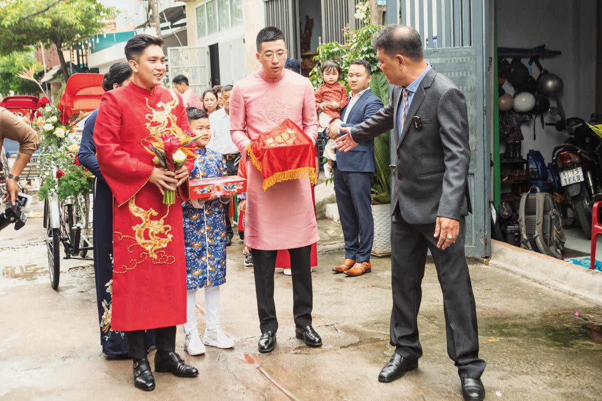 Lễ rước dâu MC Liêu Hà Trinh: Tân lang - tân nương 'khóa môi' siêu ngọt, trao nhau ánh mắt tình tứ Ảnh 4