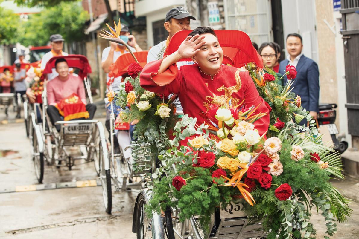 Lễ rước dâu MC Liêu Hà Trinh: Tân lang - tân nương 'khóa môi' siêu ngọt, trao nhau ánh mắt tình tứ Ảnh 3