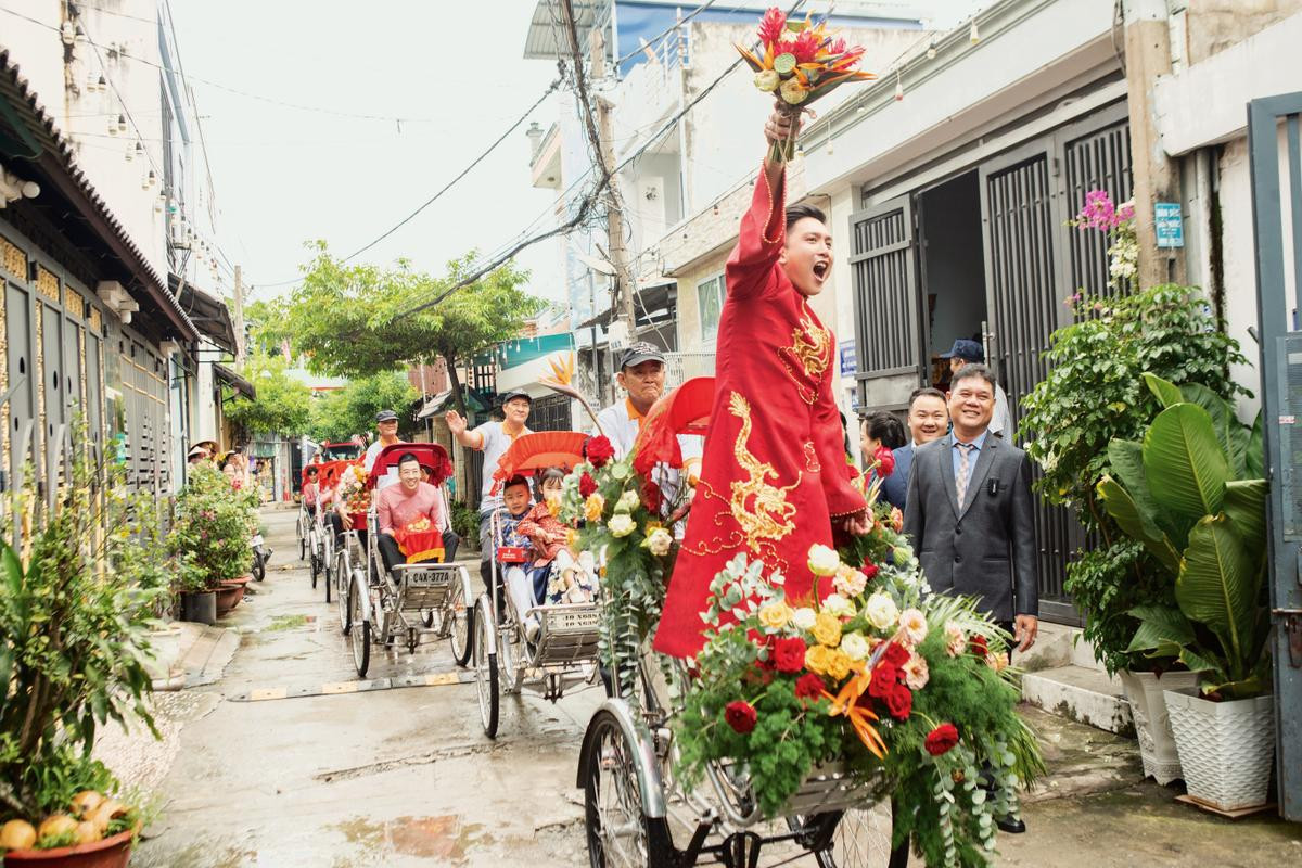 Lễ rước dâu MC Liêu Hà Trinh: Tân lang - tân nương 'khóa môi' siêu ngọt, trao nhau ánh mắt tình tứ Ảnh 2