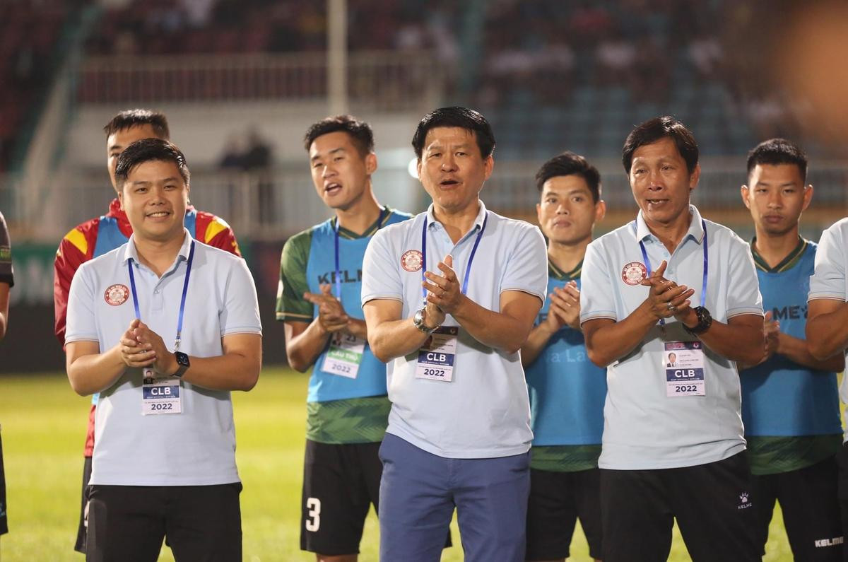 Vẻ đẹp của bóng đá Việt Nam: Các tràng pháo tay ở V.League và những cầu thủ trẻ cúi đầu tại giải hạng Ba Ảnh 1