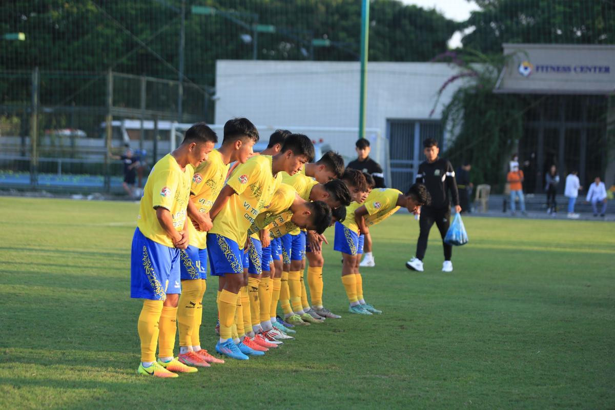 Vẻ đẹp của bóng đá Việt Nam: Các tràng pháo tay ở V.League và những cầu thủ trẻ cúi đầu tại giải hạng Ba Ảnh 2