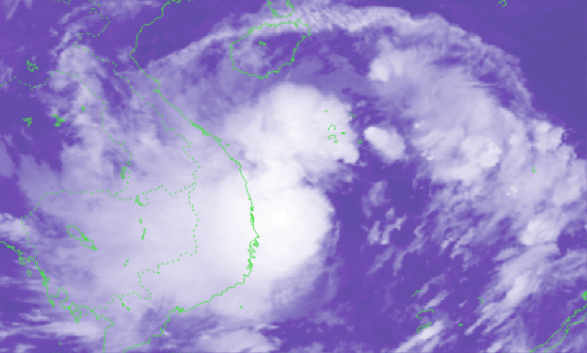 Áp thấp nhiệt đới sẽ mạnh lên thành bão trên biển, bà con miền Trung đối diện với nguy cơ lũ chồng lũ Ảnh 1