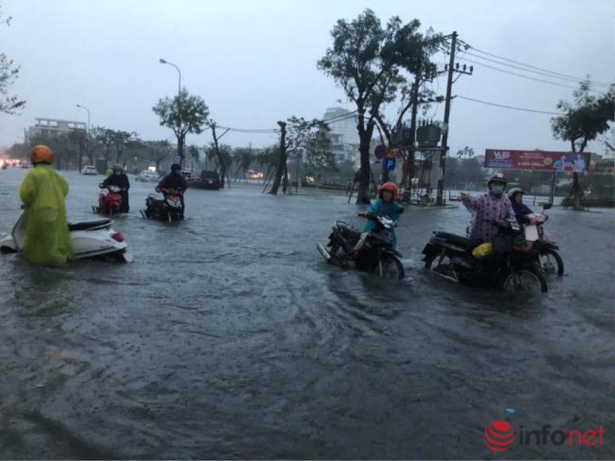 Mưa lớn kéo dài cả ngày, người dân Đà Nẵng chật vật trong 'biển nước' Ảnh 8