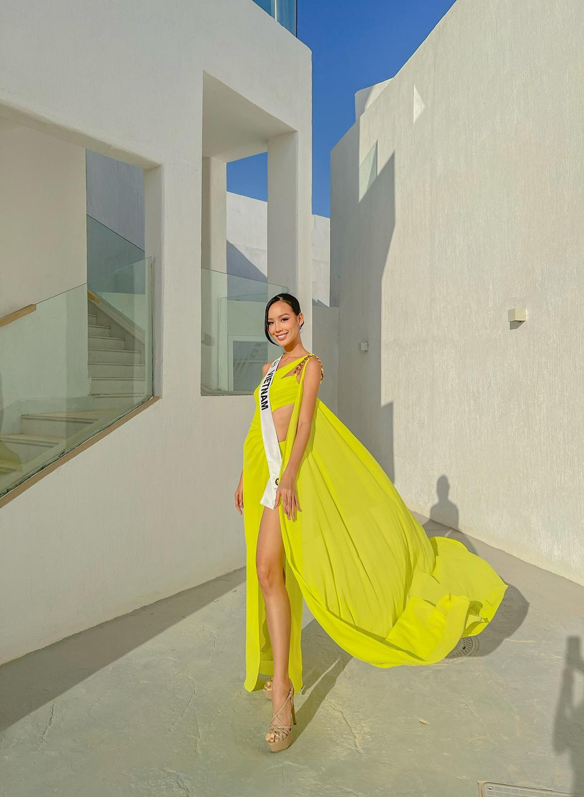 Những bộ cánh Hoa hậu Bảo Ngọc đã diện ở Miss Intercontinental 2022: xẻ sâu hẻm hóc, khoe chân dài 1m85 Ảnh 5