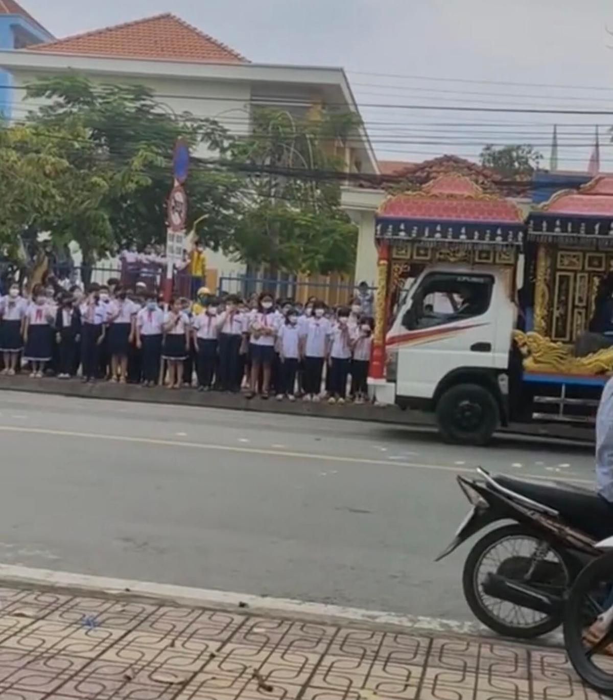 Nghẹn ngào khoảnh khắc hàng trăm em học sinh tay cầm cúc trắng tiễn biệt cô giáo trẻ Ảnh 3