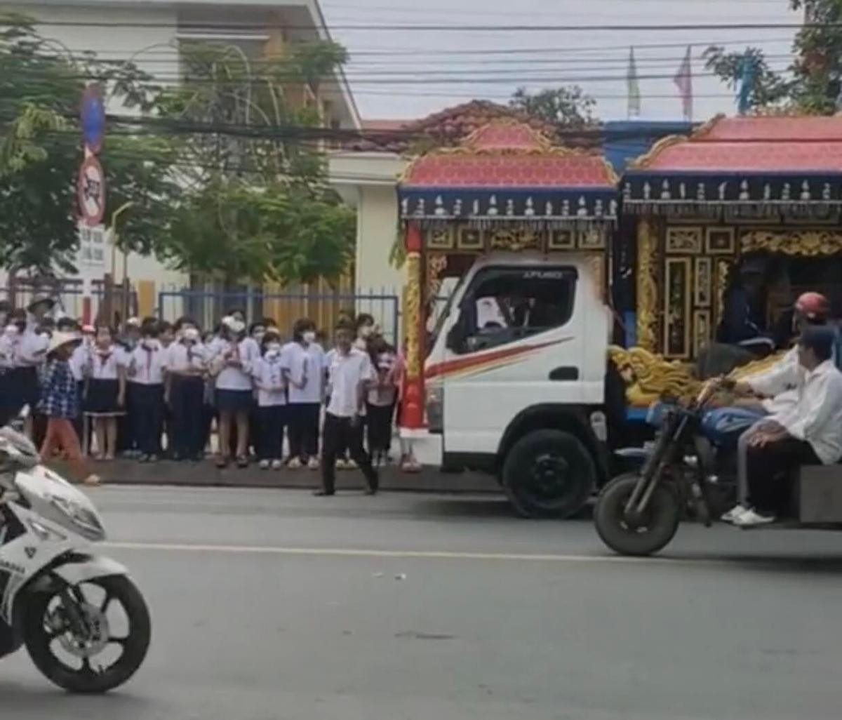 Nghẹn ngào khoảnh khắc hàng trăm em học sinh tay cầm cúc trắng tiễn biệt cô giáo trẻ Ảnh 1