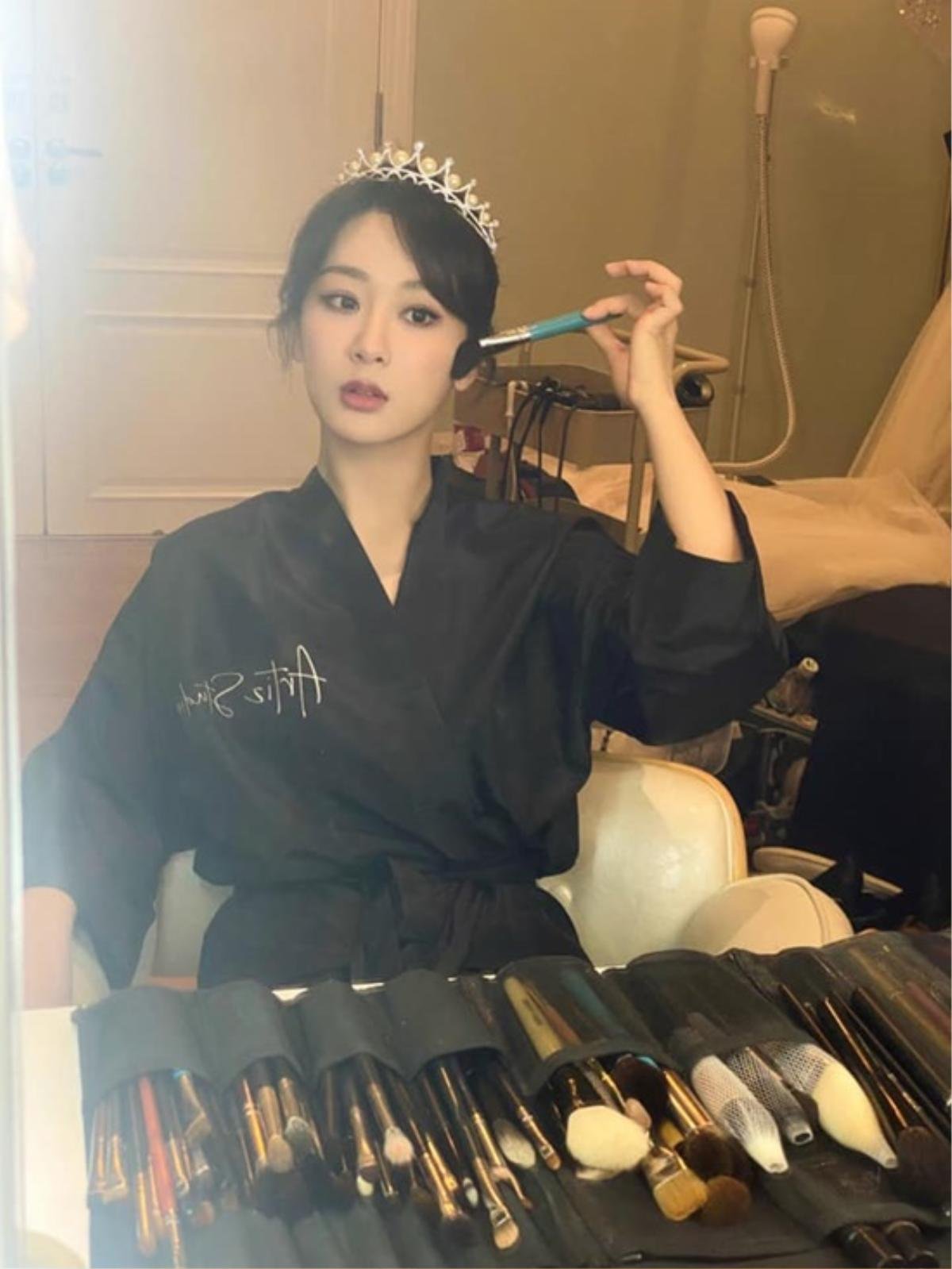 Cùng tạo kiểu trong hậu trường makeup: Địch Lệ Nhiệt Ba được khen khí chất, Dương Tử bị chê 'phèn' Ảnh 5