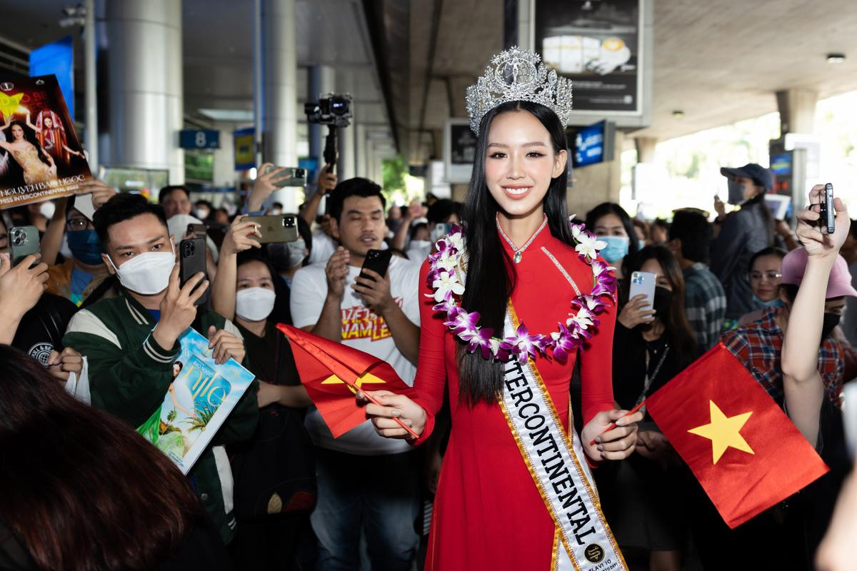 Bảo Ngọc diện áo dài đỏ nền nã trong ngày về nước: Đeo sash sang trọng, bắt đầu vai trò mới, sứ mệnh mới Ảnh 1