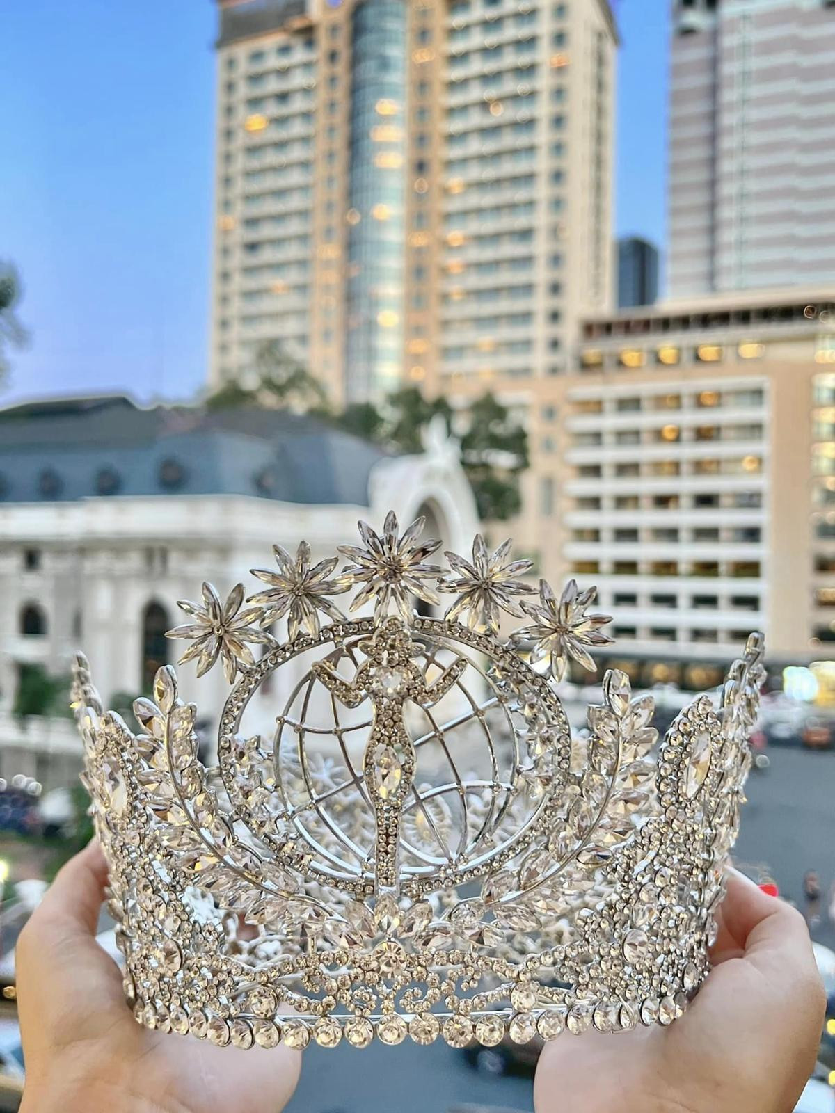 Sự thay đổi trong vương miện Miss Intercontinental của Bảo Ngọc: Ý nghĩa lớn và giá trị cực 'khủng' Ảnh 2