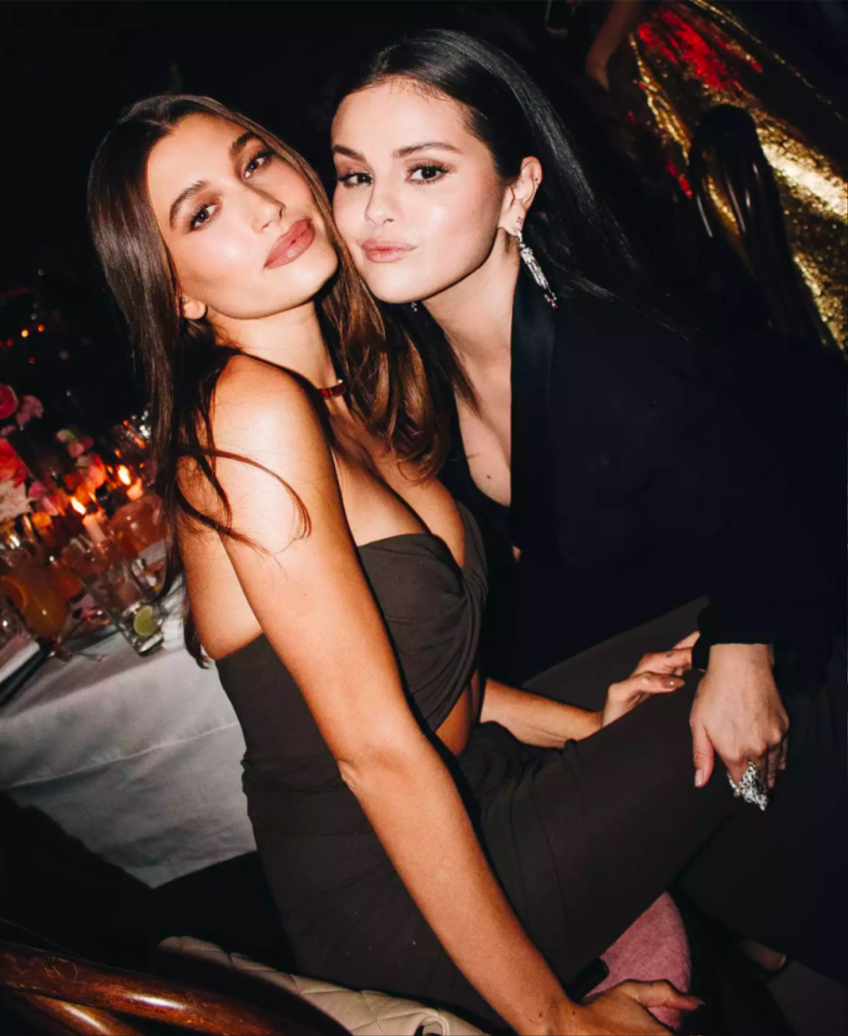 Khoảnh khắc 'tình thương mến thương' của Hailey Bieber và Selena Gomez gây xôn xao 'cõi mạng' Ảnh 2