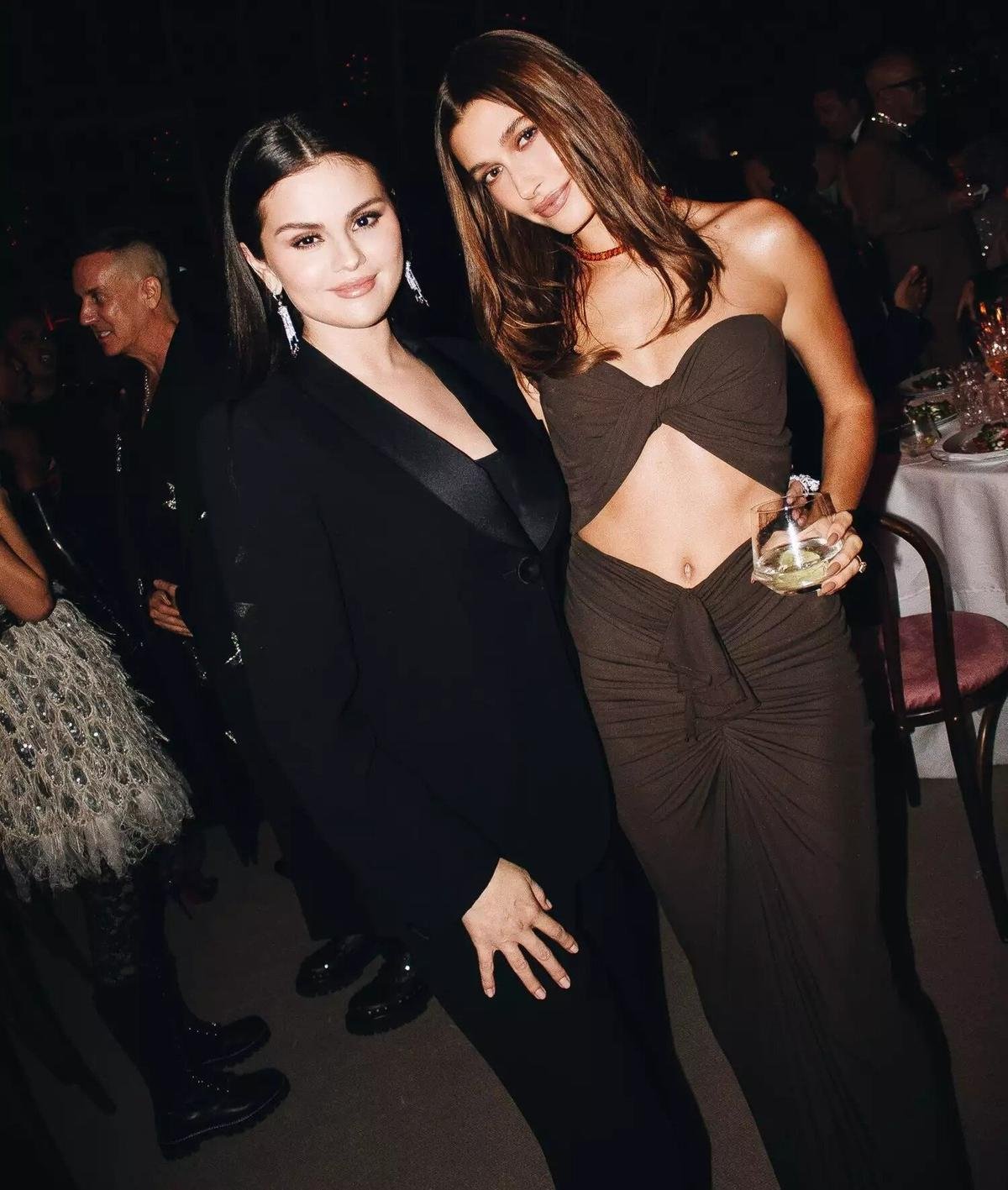 Khoảnh khắc 'tình thương mến thương' của Hailey Bieber và Selena Gomez gây xôn xao 'cõi mạng' Ảnh 1