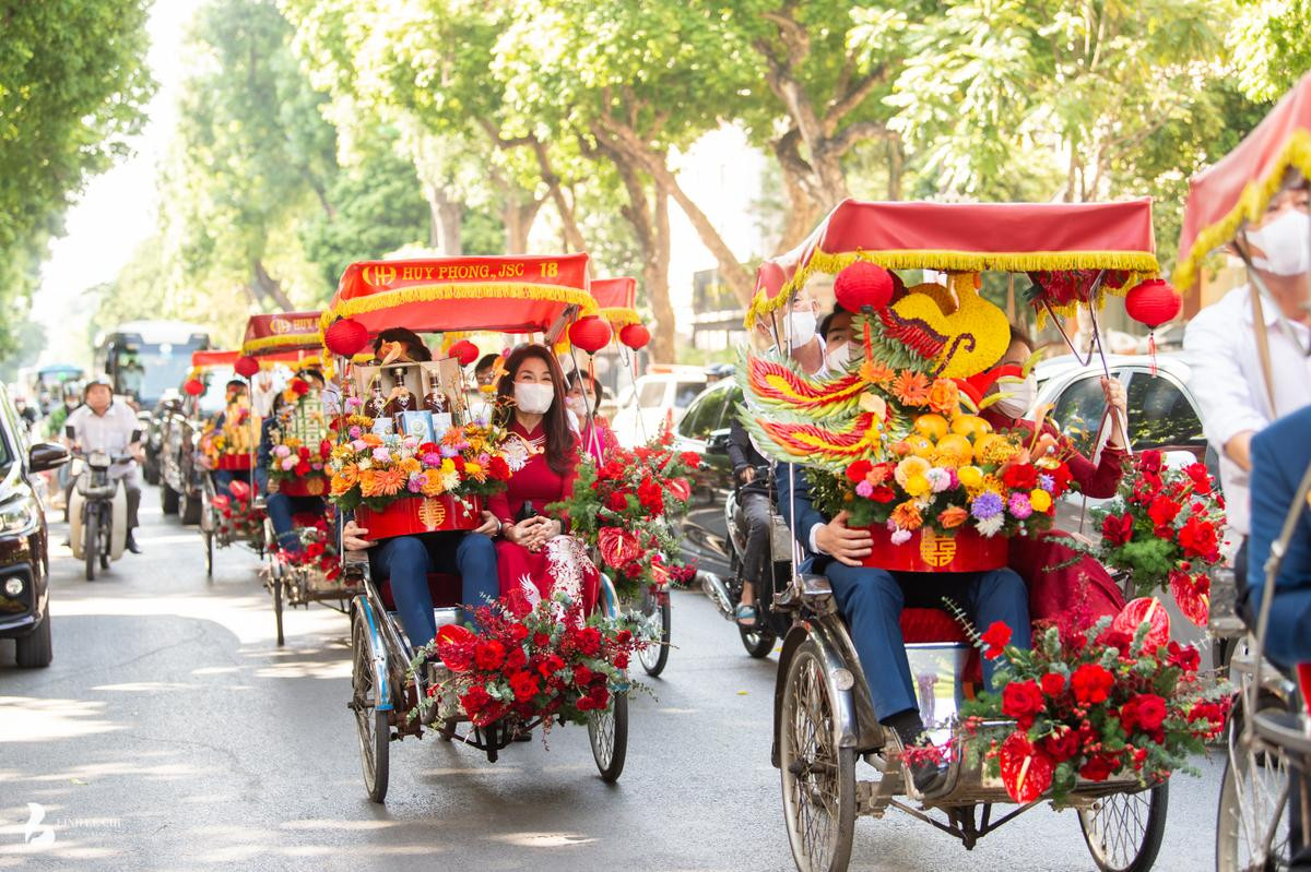 Con trai bầu Hiển cùng dàn phù rể cực xịn sang nhà Đỗ Mỹ Linh bằng xích lô Ảnh 3