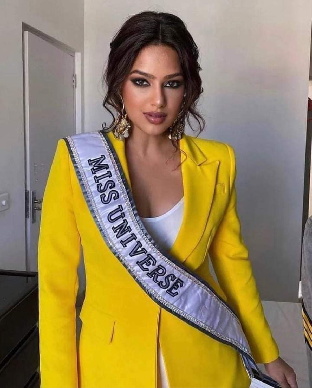 Thiên Ân diện đồ vàng tươi đi phỏng vấn kín, dân tình ngỡ ngàng: 'Tưởng đâu Miss Universe Harnaaz Sandhu' Ảnh 3