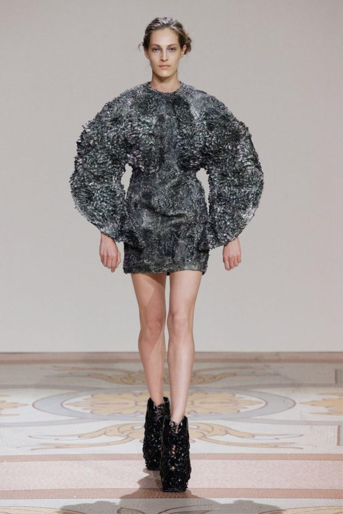 Iris Van Herpen - Nhà thiết kế xóa mờ ranh giới giữa nghệ thuật, thời trang và công nghệ Ảnh 7