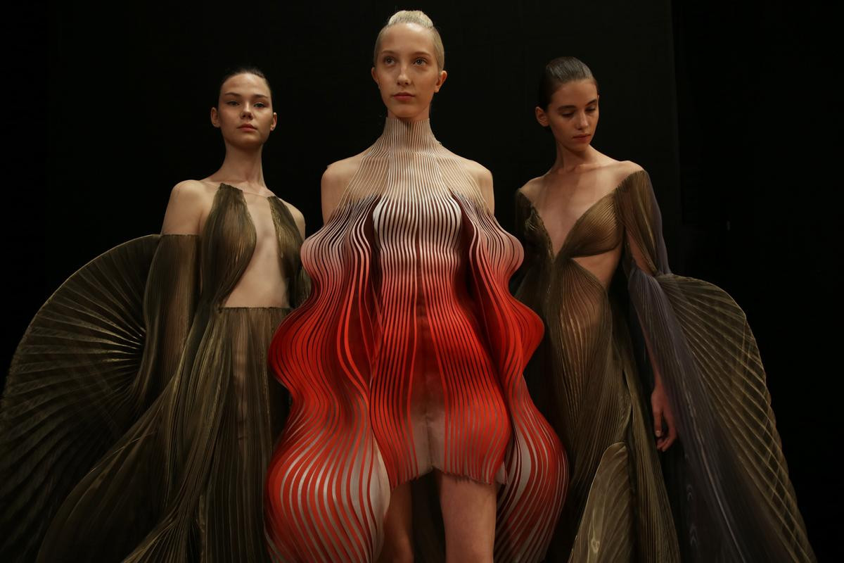 Iris Van Herpen - Nhà thiết kế xóa mờ ranh giới giữa nghệ thuật, thời trang và công nghệ Ảnh 1