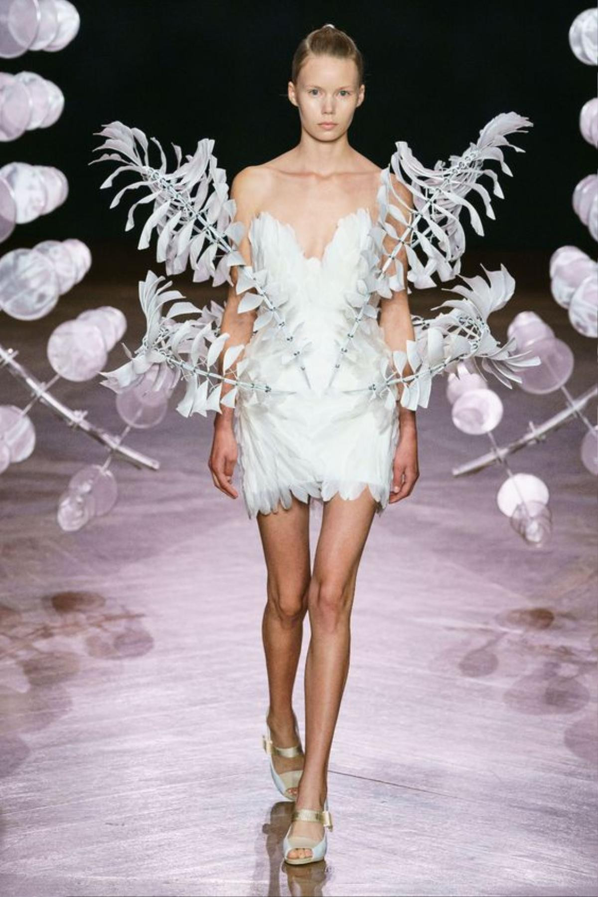 Iris Van Herpen - Nhà thiết kế xóa mờ ranh giới giữa nghệ thuật, thời trang và công nghệ Ảnh 9