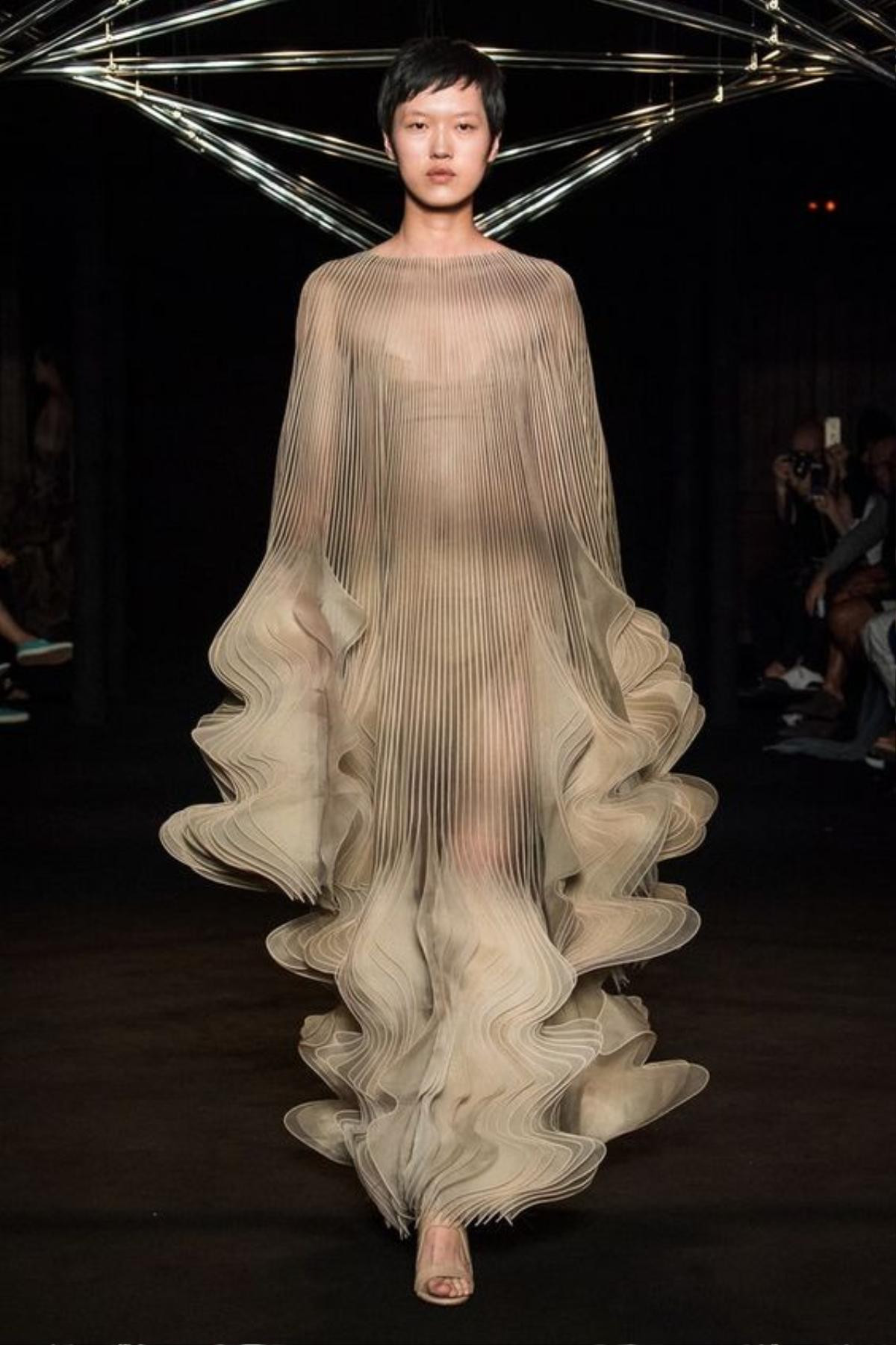 Iris Van Herpen - Nhà thiết kế xóa mờ ranh giới giữa nghệ thuật, thời trang và công nghệ Ảnh 12