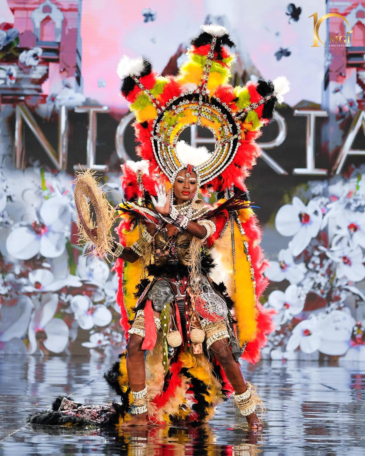 Top 10 bộ National Costume lồng lộn nhất Miss Grand: Trúc Chỉ sáng bần bật liệu có giật giải? Ảnh 9