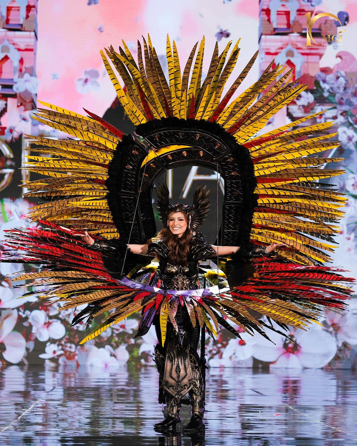 Top 10 bộ National Costume lồng lộn nhất Miss Grand: Trúc Chỉ sáng bần bật liệu có giật giải? Ảnh 7