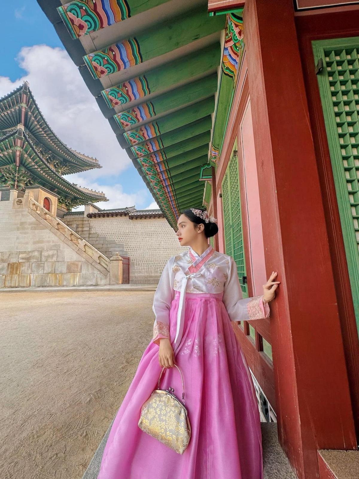 Hương Giang diện Hanbok check-in cực xinh xắn ở Hàn Quốc Ảnh 2