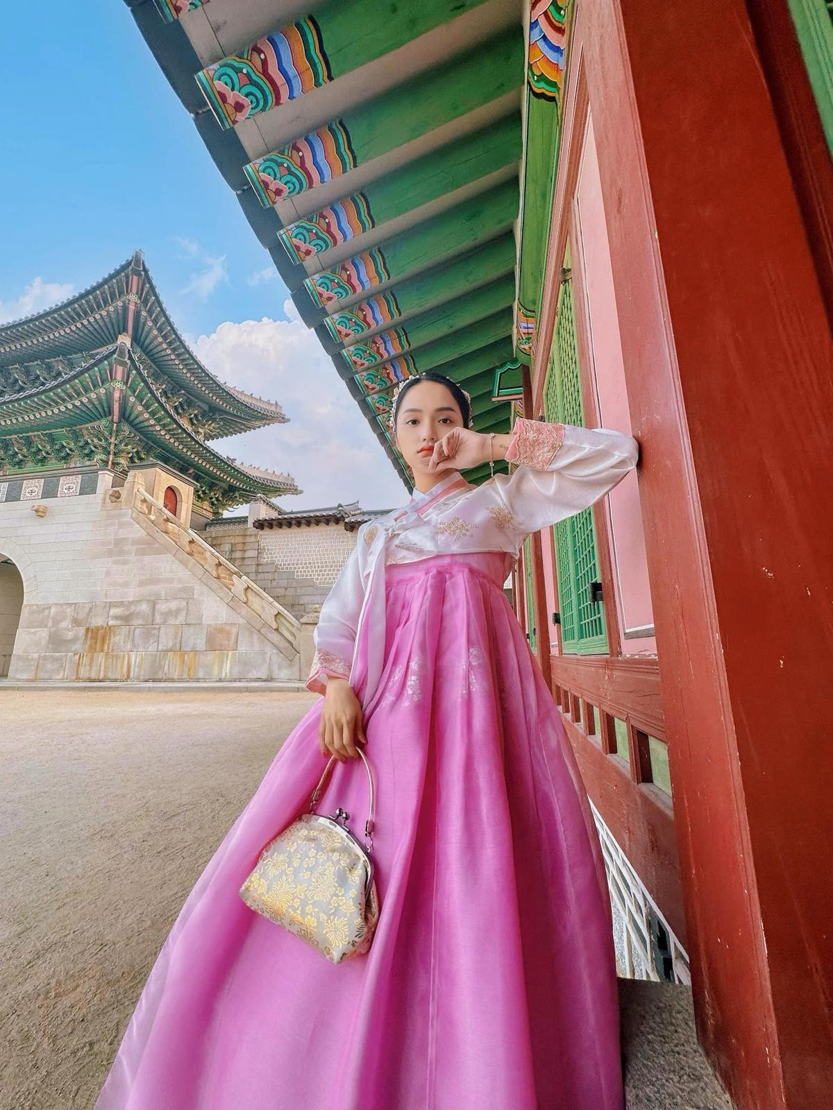 Hương Giang diện Hanbok check-in cực xinh xắn ở Hàn Quốc Ảnh 3