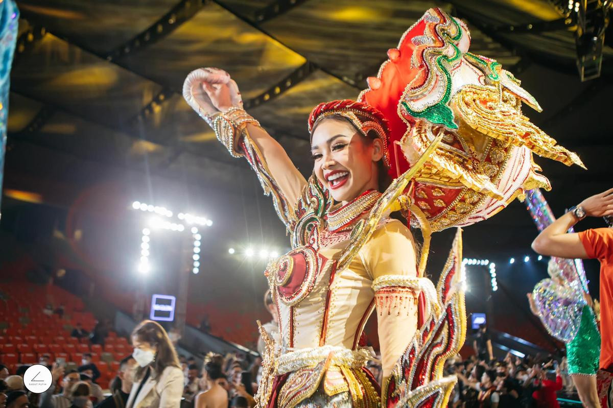 Chị đại Engfa tranh giải Best National Costume với Thiên Ân: Fan Việt luôn ở đây, đừng hòng manh động Ảnh 1