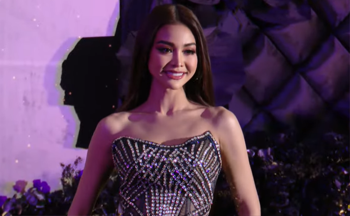 Thảm đỏ chung kết Miss Grand 2022: Thiên Ân 'nuốt mic', Engfa Waraha ấp úng khi nói tiếng Anh Ảnh 6