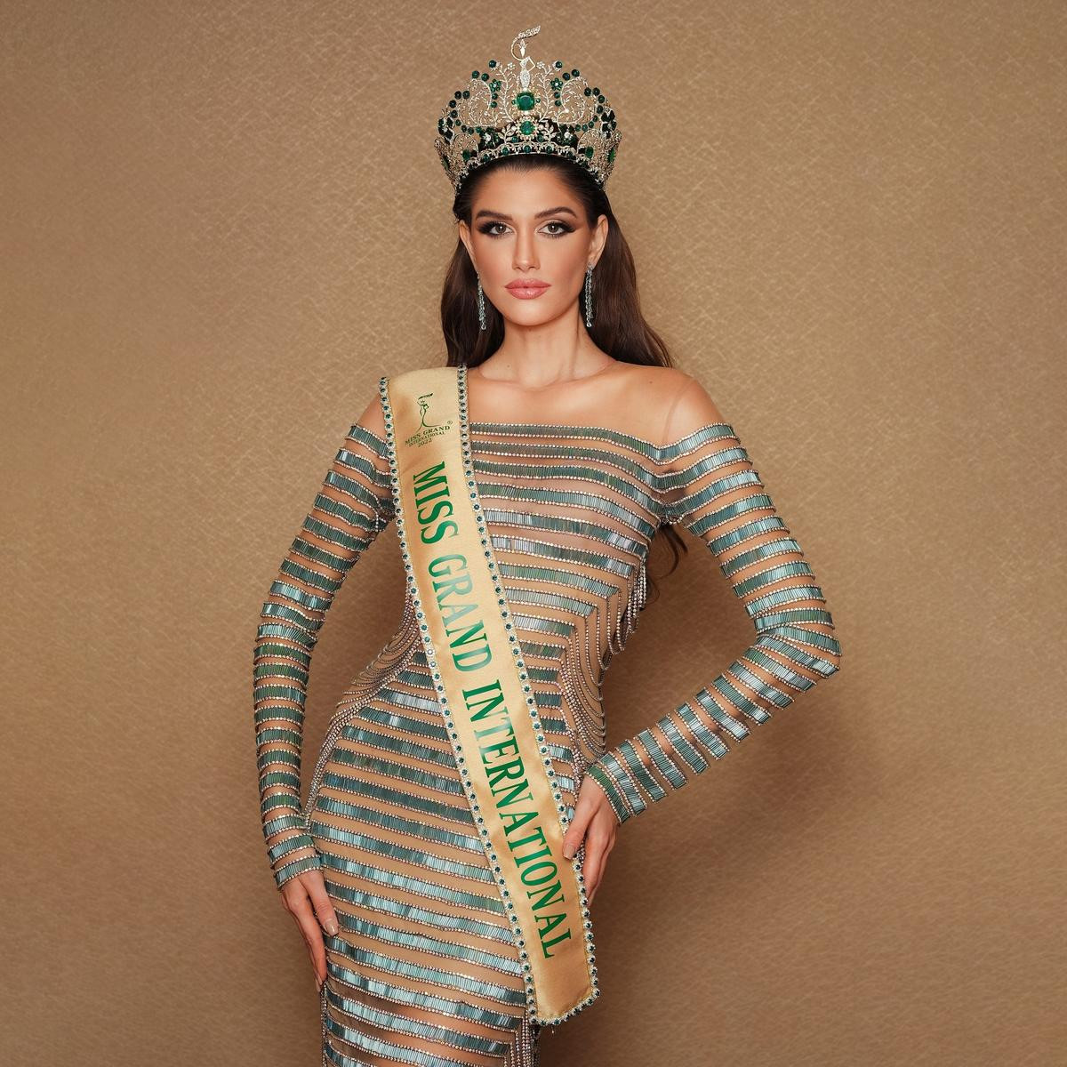 Miss Grand công khai 'đá xéo' Miss Universe ngay trên sân khấu chung kết: Liệu có thật sự 'Hòa bình'? Ảnh 1