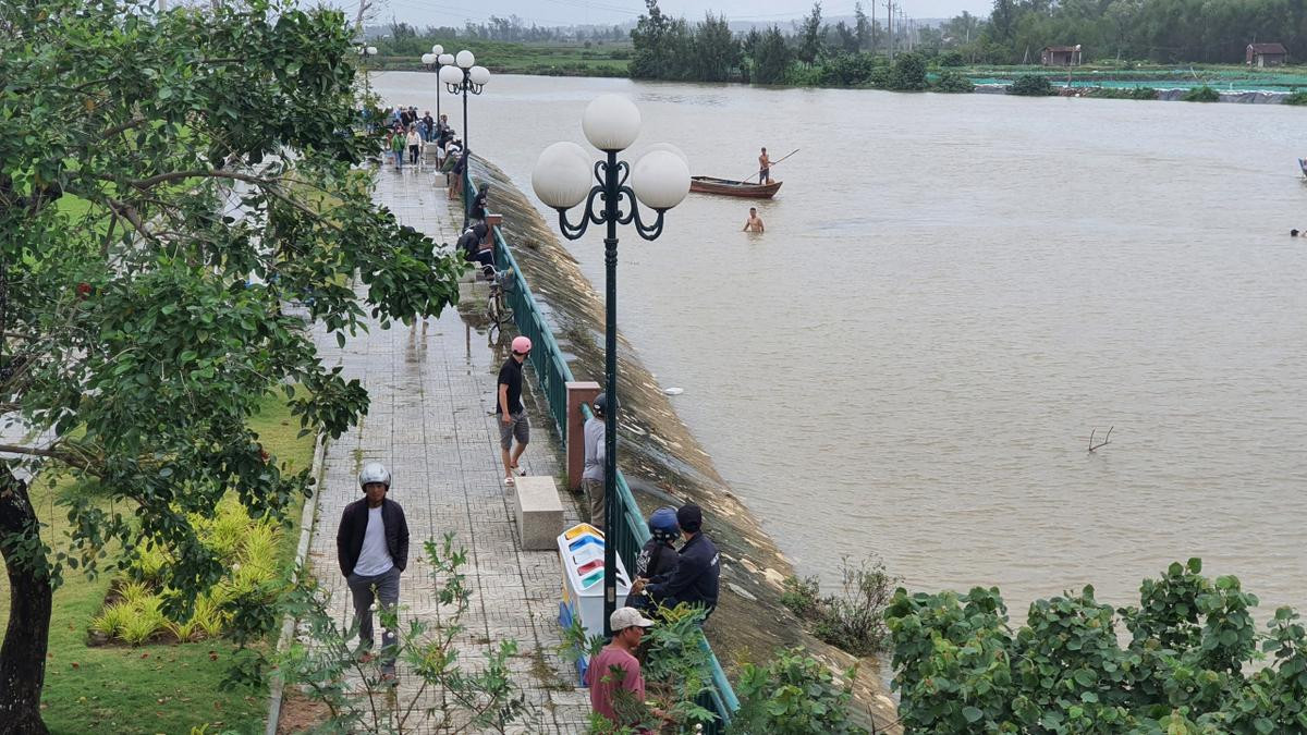 Nam sinh mất tích sau khi nói với bạn bè 'ngày nào đó mưa gió sẽ nhảy cầu' Ảnh 1