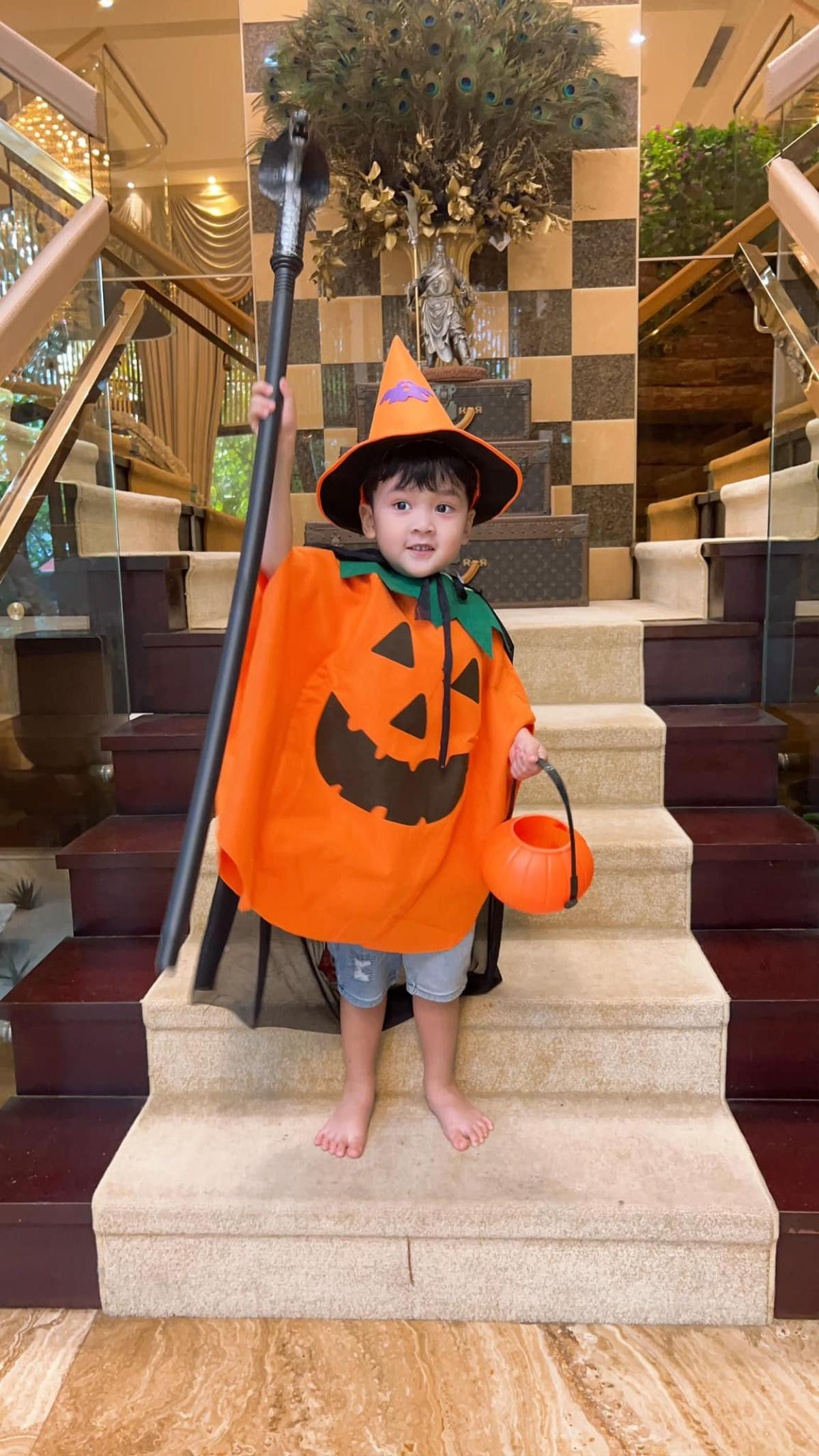 Con nhà sao Việt nô nức cosplay đón Halloween, Polo quý tử nhà Đàm Vĩnh Hưng gây sốt vì quá đáng yêu Ảnh 3