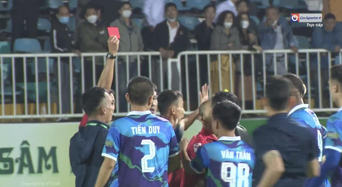 Hỏng cả V.League 2022 vì trọng tài sai, ai chịu trách nhiệm? Ảnh 1