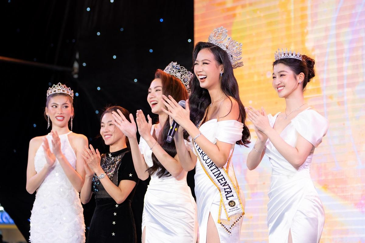 Top 3 Miss World Việt Nam 2022 cùng Á hậu Ngọc Thảo hóa fan cứng, 'quẩy' cực sung nhạc MONO Ảnh 1