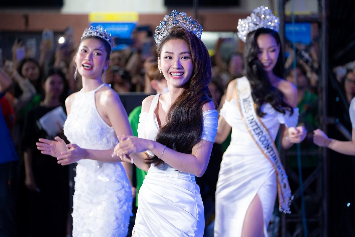 Top 3 Miss World Việt Nam 2022 cùng Á hậu Ngọc Thảo hóa fan cứng, 'quẩy' cực sung nhạc MONO Ảnh 4