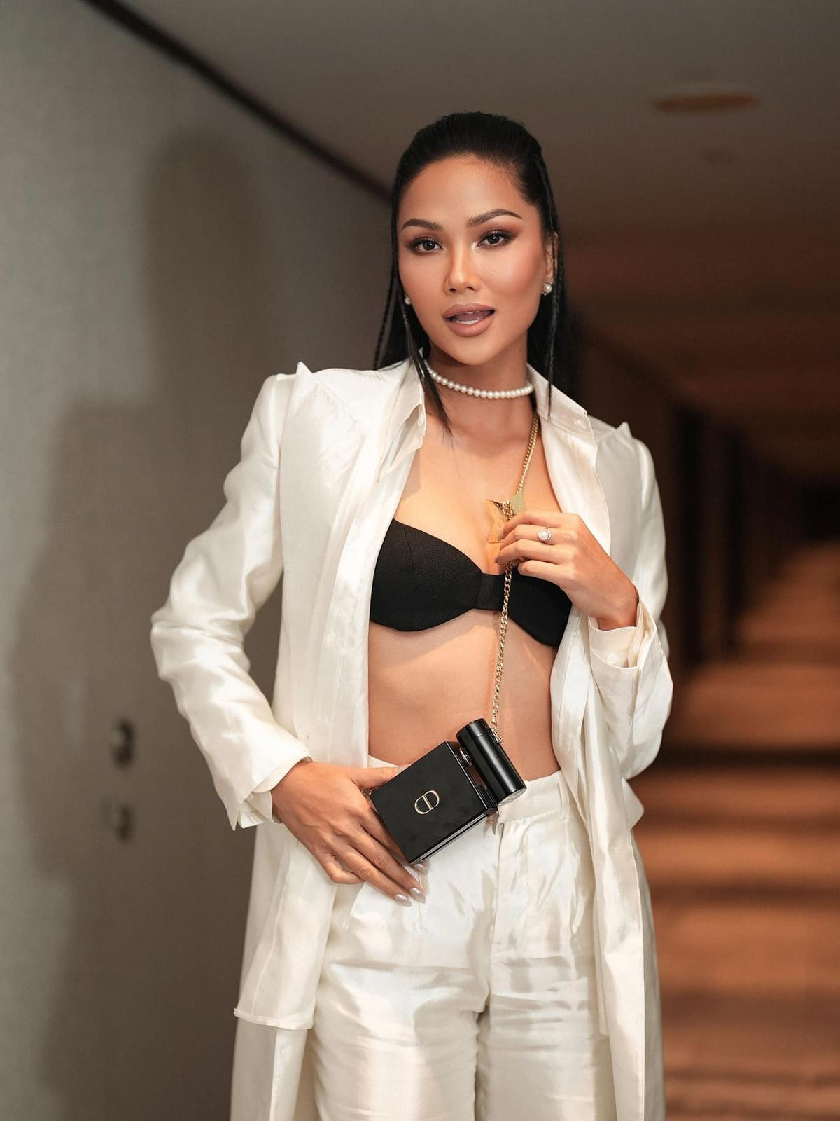 'Á hậu 3' Miss Universe - H'Hen Niê lần đầu xuất ngoại: Visual cỡ này đăng quang còn được huống gì Top 5 Ảnh 5