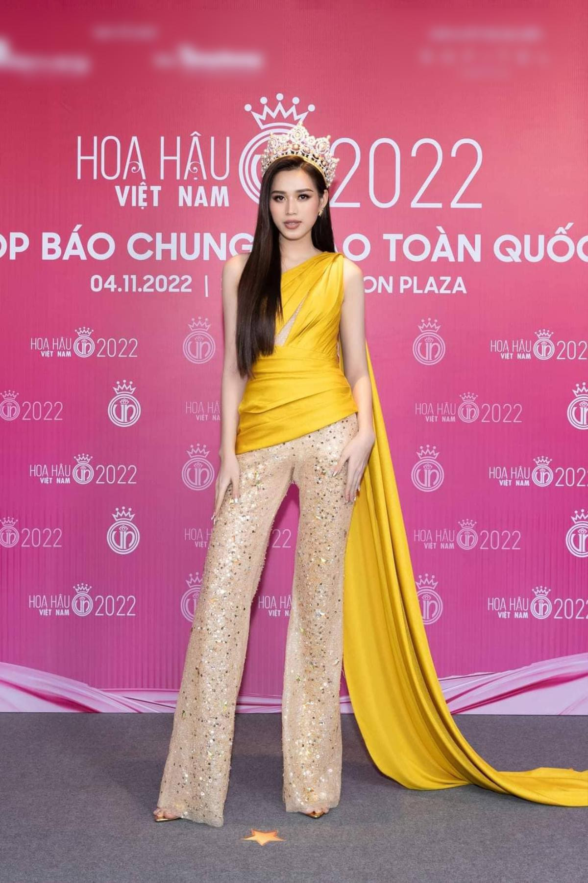 Dân tình 'kêu trời' với outfit của Hoa hậu Đỗ Thị Hà: May từ đầm của Bảo Ngọc đúng không? Ảnh 2