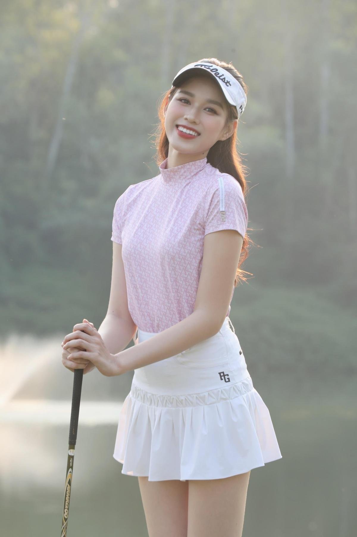 Lên đồ đi chơi golf với chân váy ngắn cũn, Đỗ Thị Hà bị 'soi' ra chi tiết 'cực ngượng' Ảnh 3