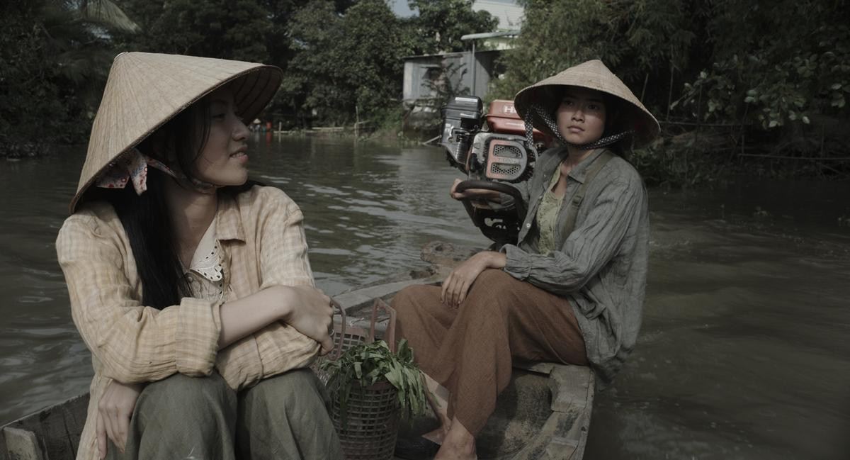 Phương Anh Đào bôi đen răng, Quang Tuấn học làm nghề than trong phim Tro Tàn Rực Rỡ Ảnh 2