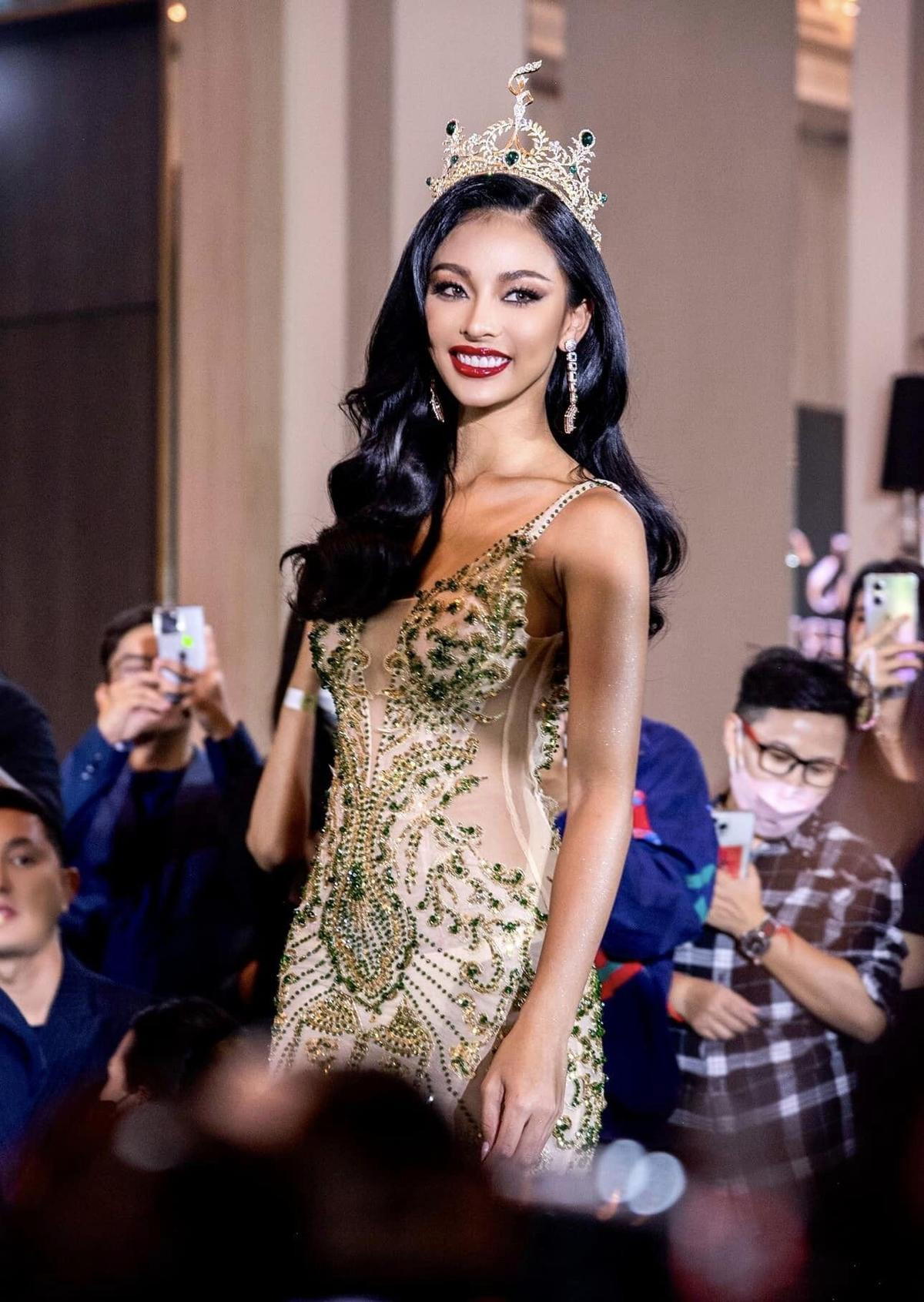 Top 10 Miss Grand International thả dáng với đồ xuyên thấu: Tân Hoa hậu gặp ngay sự cố đỏ mặt Ảnh 2