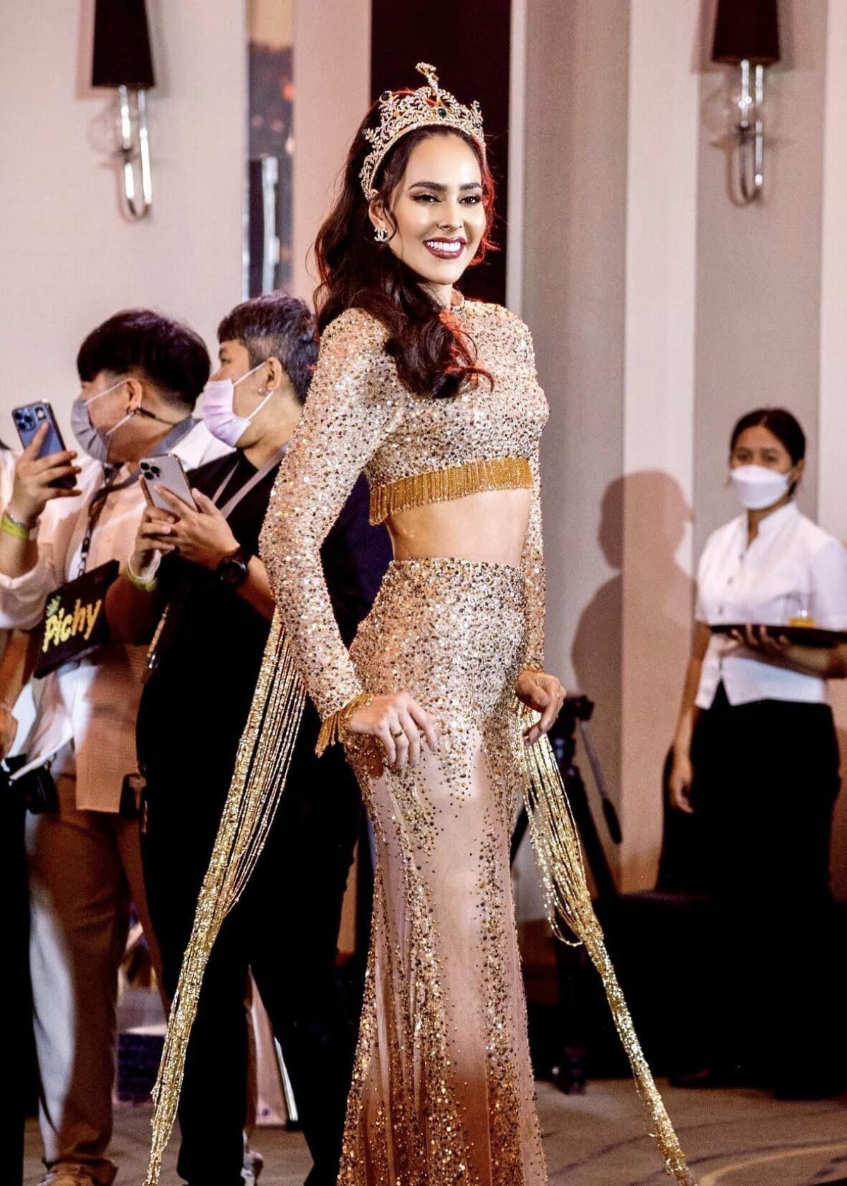 Top 10 Miss Grand International thả dáng với đồ xuyên thấu: Tân Hoa hậu gặp ngay sự cố đỏ mặt Ảnh 3