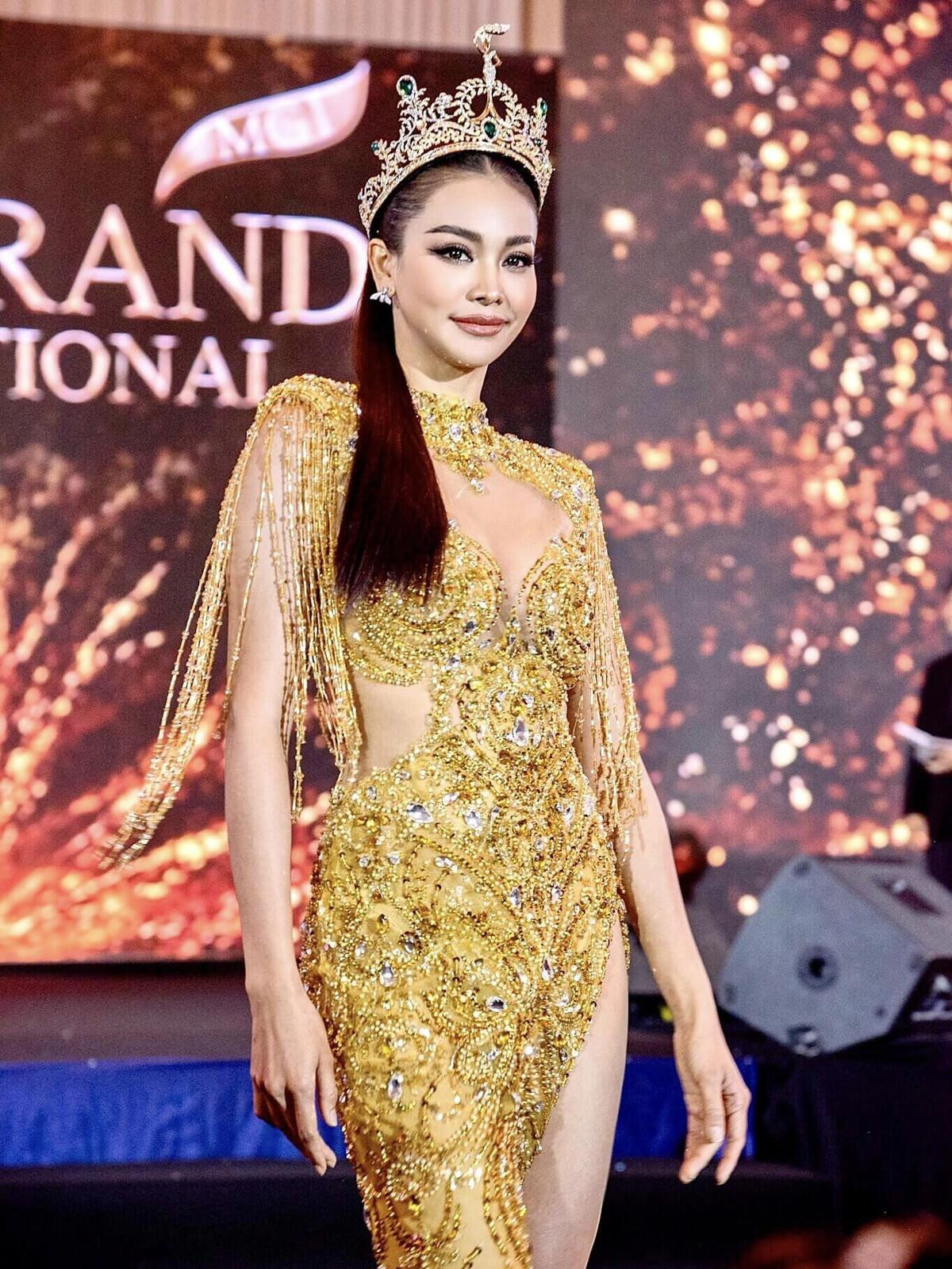 Top 10 Miss Grand International thả dáng với đồ xuyên thấu: Tân Hoa hậu gặp ngay sự cố đỏ mặt Ảnh 5