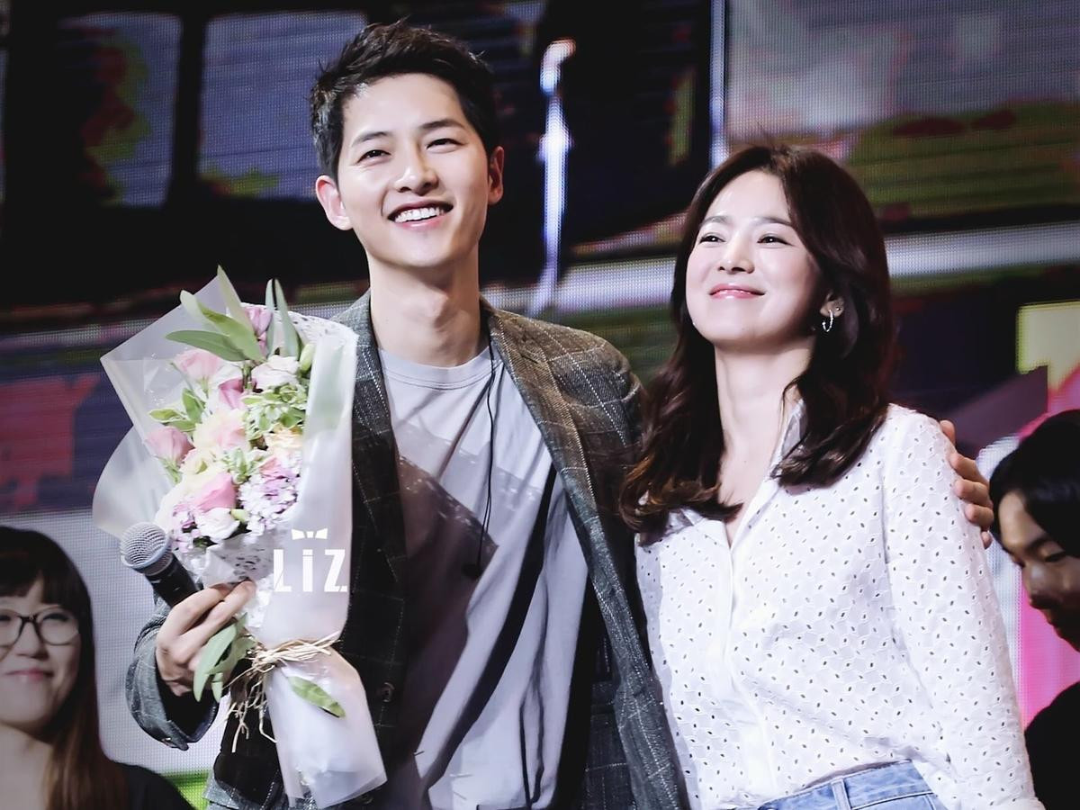 Song Hye Kyo lộ ảnh ôm trai lạ thắm thiết giữa tin đồn 'gương vỡ lại lành' với Song Joong Ki Ảnh 1