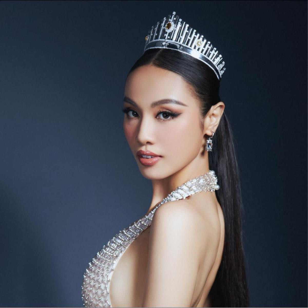 Quỳnh Nga 'say no' Miss Charm ở phút 89, Á hậu Thủy Tiên được fan réo tên chinh chiến trên sân nhà Ảnh 4