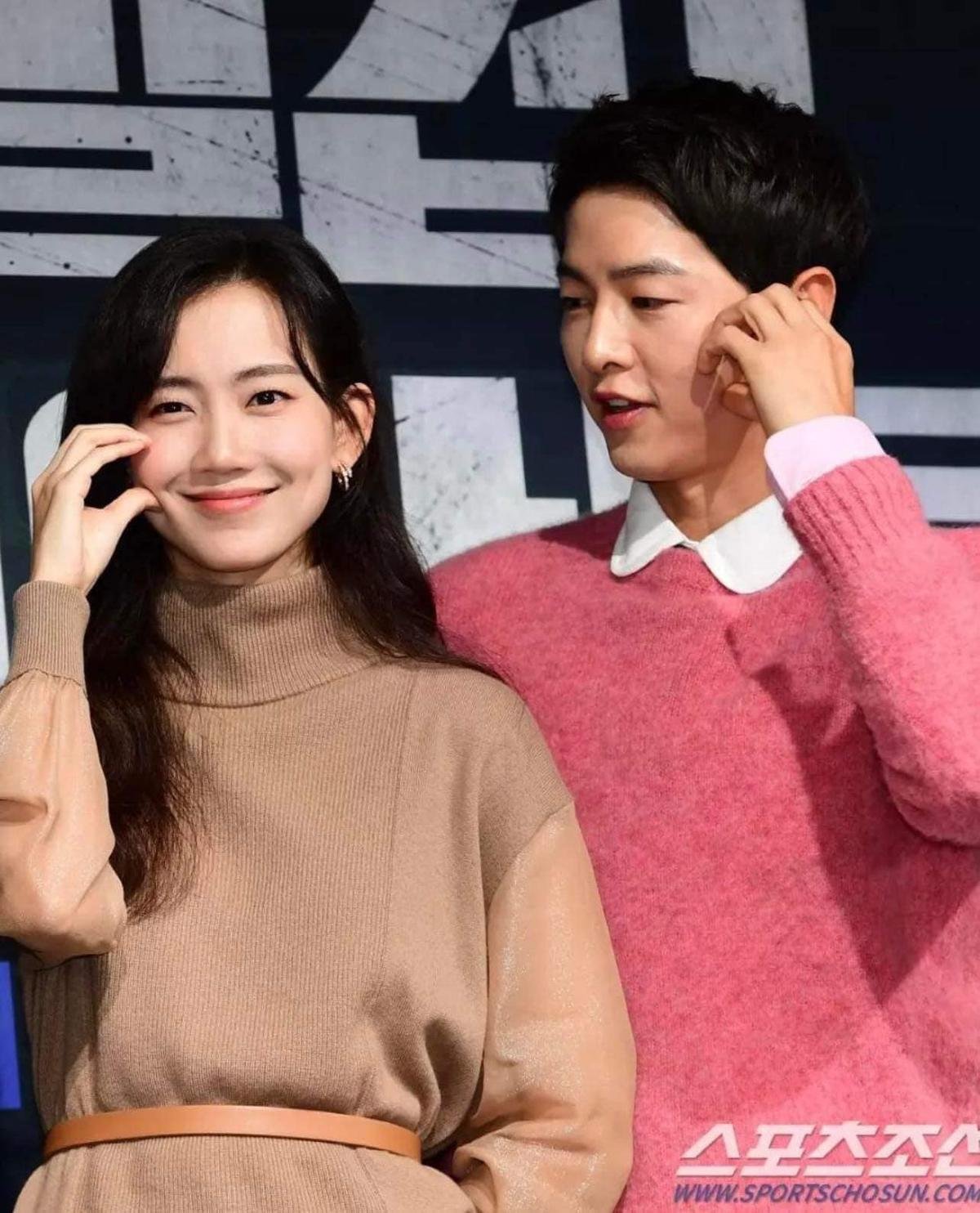 Hậu ly hôn Song Hye Kyo, Song Joong Ki công khai thể hiện tình cảm với 'người mới' Ảnh 2