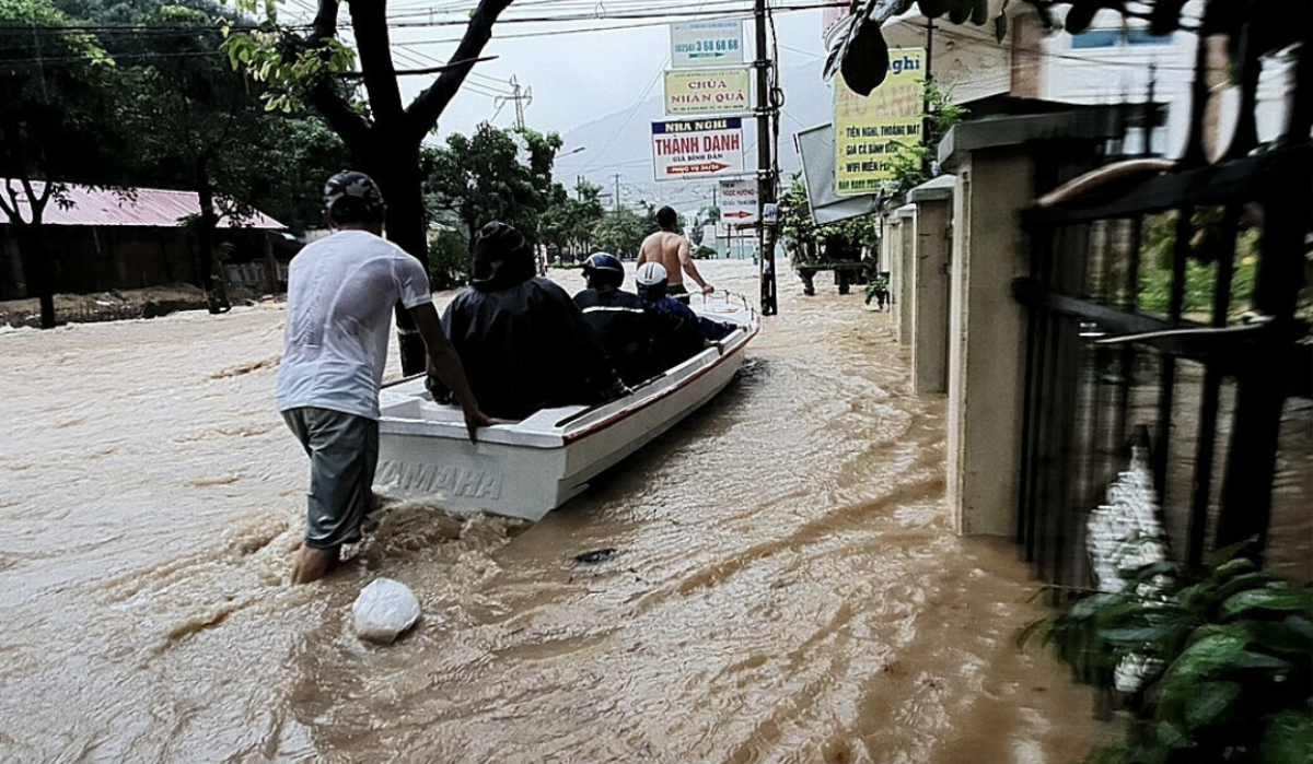 Nhiều hộ dân bị cô lập vì trận mưa lớn kéo dài, gây sạt lở đường ở Quy Nhơn Ảnh 2