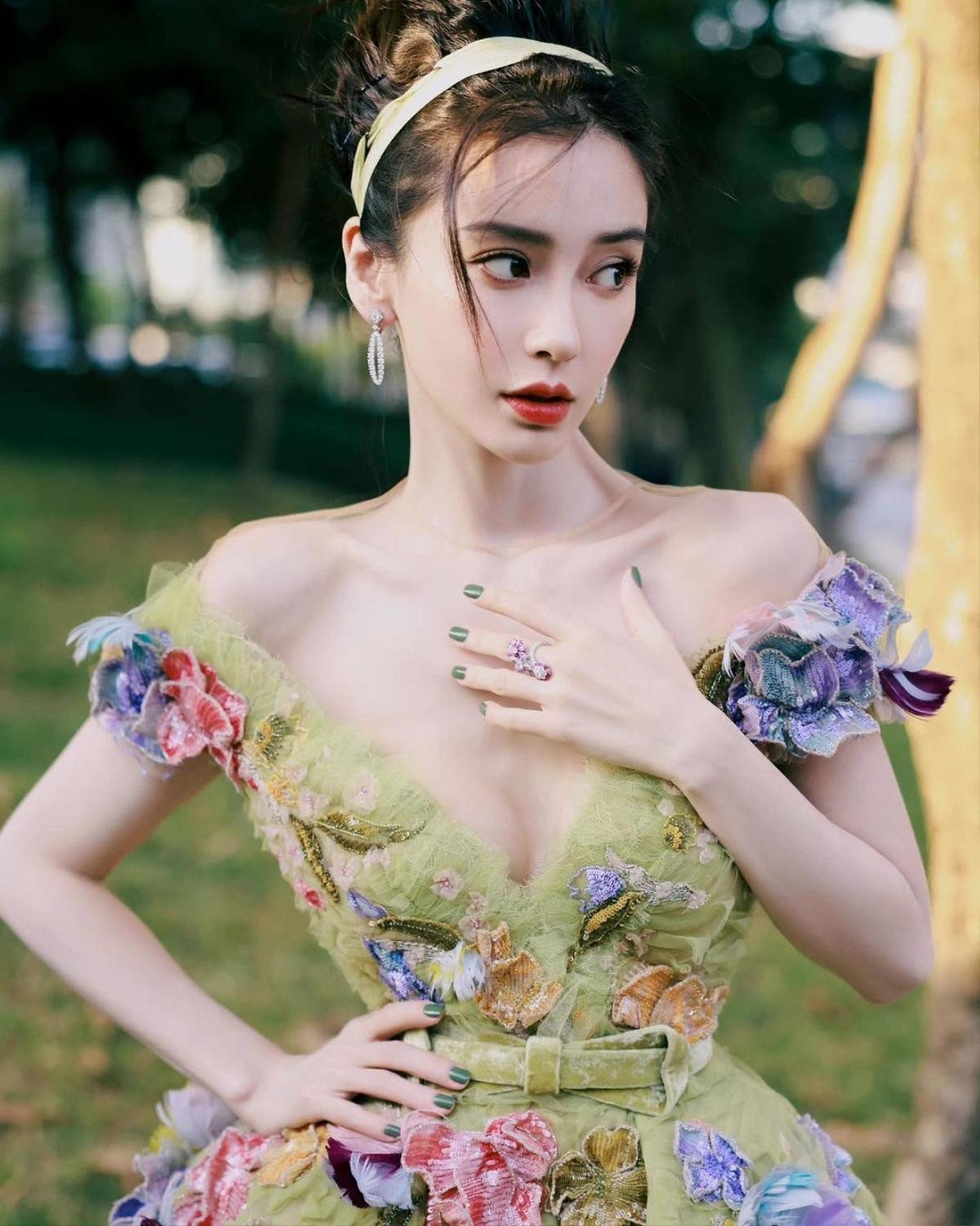 Bị anti-fan xúc phạm quá giới hạn, Angelababy đâm đơn kiện đòi bồi thường số tiền 'khủng' Ảnh 1