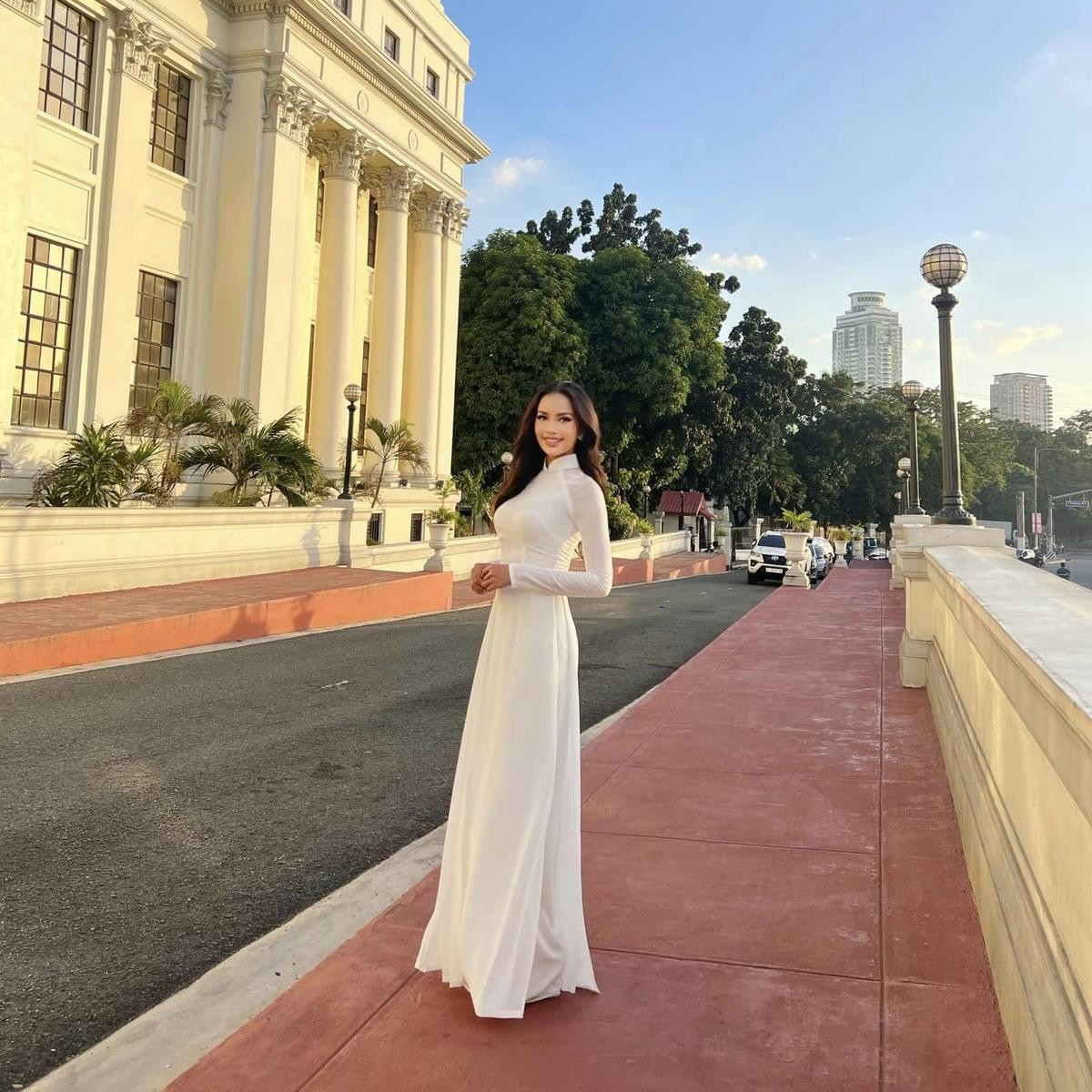 Ngọc Châu diện áo dài thả dáng tại Philippines: Outfit thay đổi xoành xoạch hơn cả đi thi Miss Universe Ảnh 5