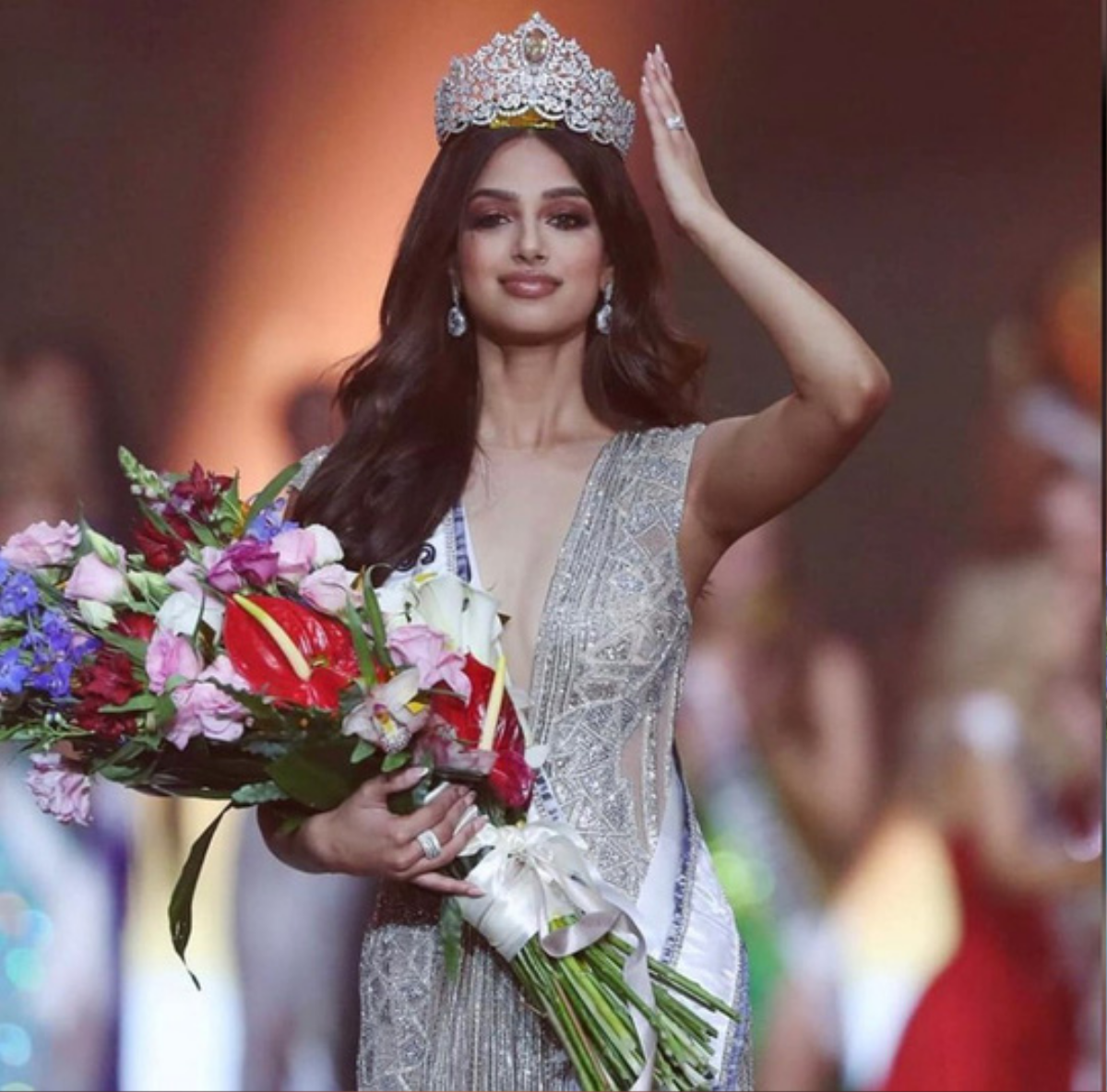 Fan 'lóa mắt' vì chủ tịch Miss Universe để lộ ảnh vương miện mới trị giá 130 tỷ Ảnh 3