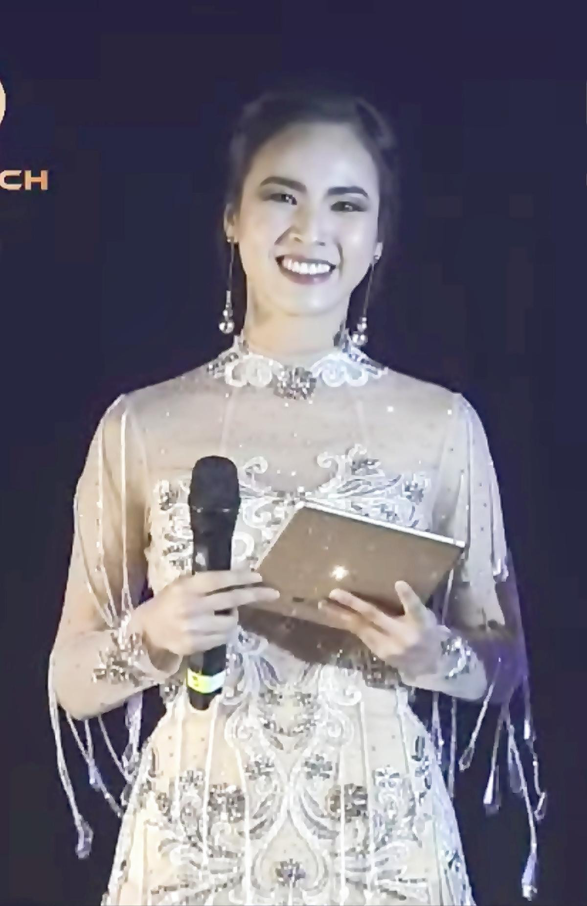 MC Quỳnh Nga 'bắn' tiếng Anh như gió trên sân khấu quốc tế Ảnh 3