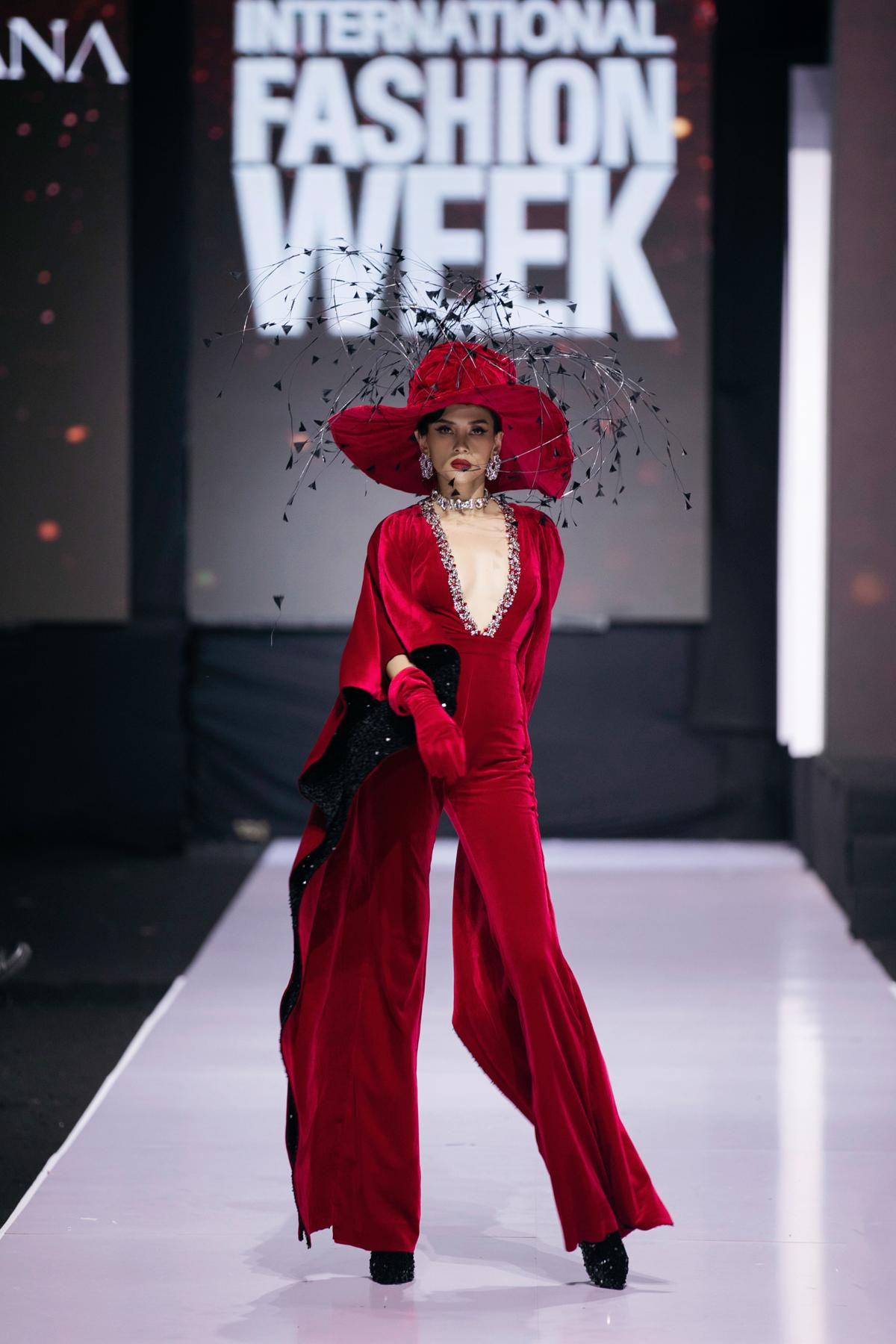 Á hậu Huyền My dẫn cún cưng đi dạo sàn runway, Võ Hoàng Yến catwalk 'thần sầu' Ảnh 3