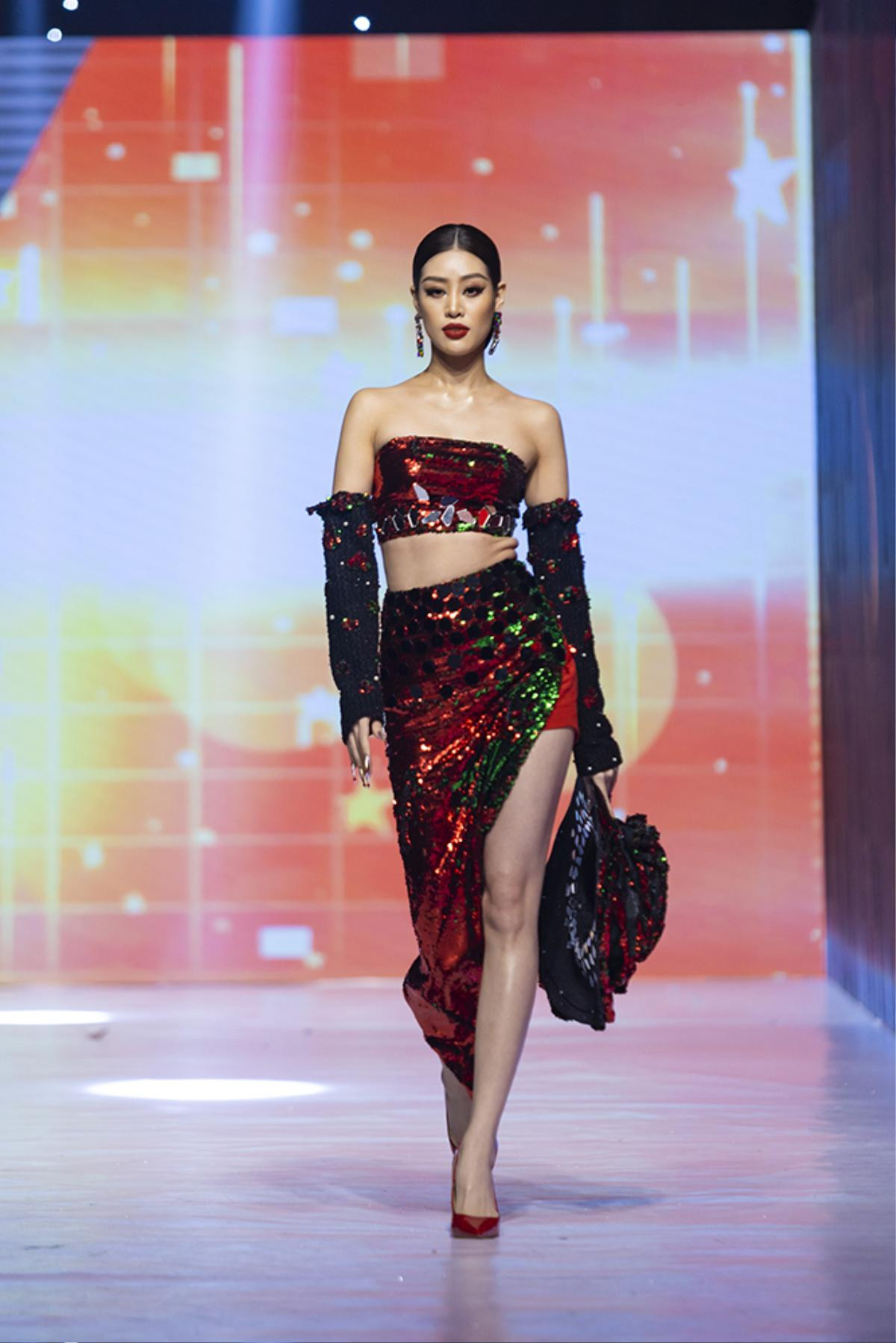 Siêu mẫu Bùi Quỳnh Hoa làm rơi giày khi đi catwalk trong show diễn có Khánh Vân, cách xử lý gây chú ý Ảnh 6